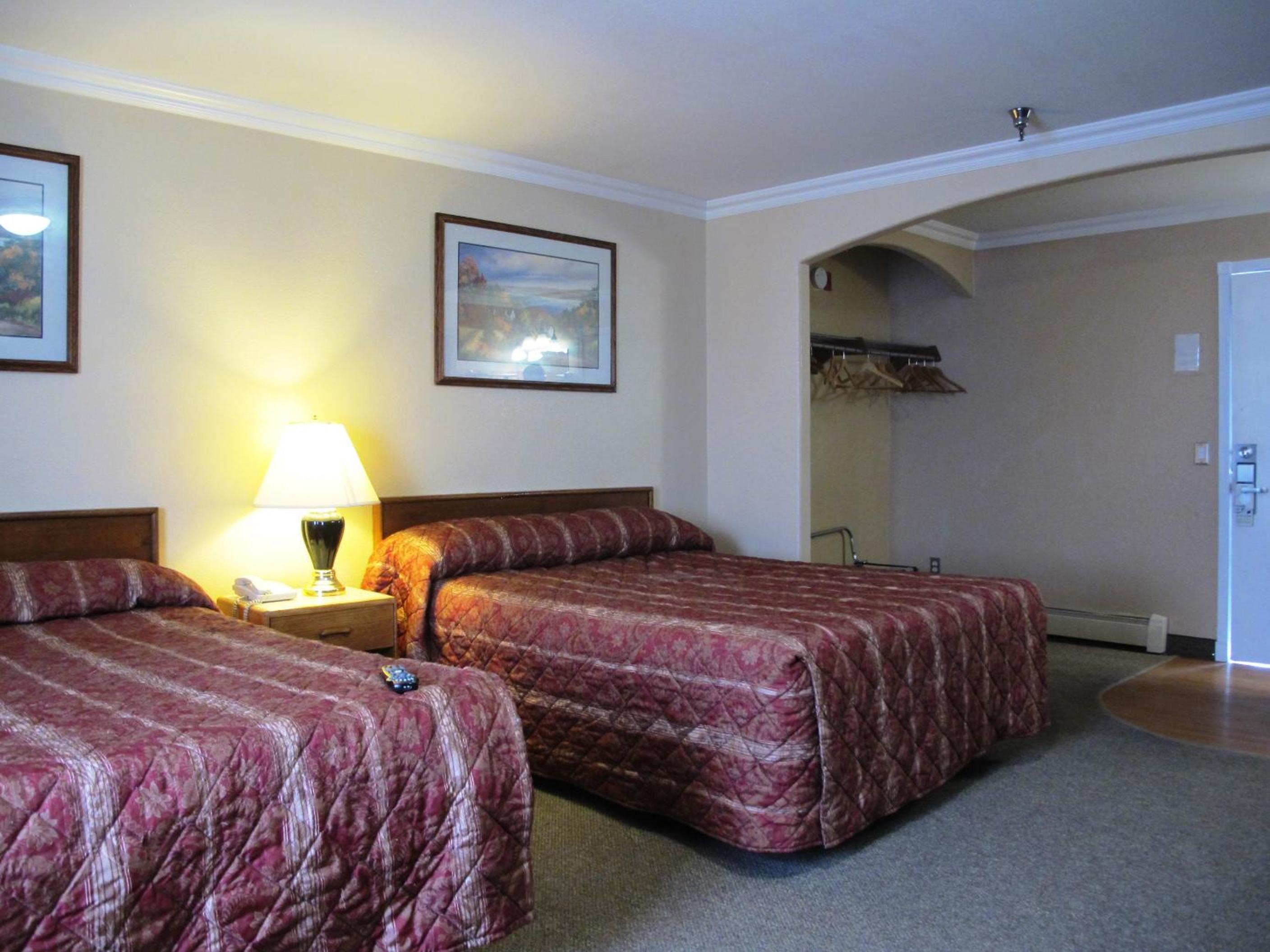 Queen Room with Two Queen Beds with Kitchenette photo 2