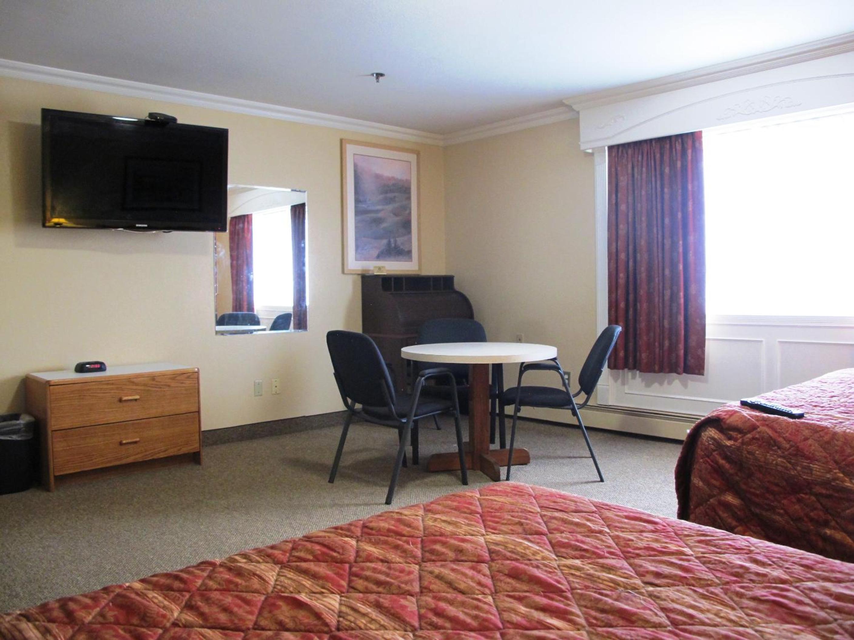 Queen Room with Two Queen Beds with Kitchenette photo 3