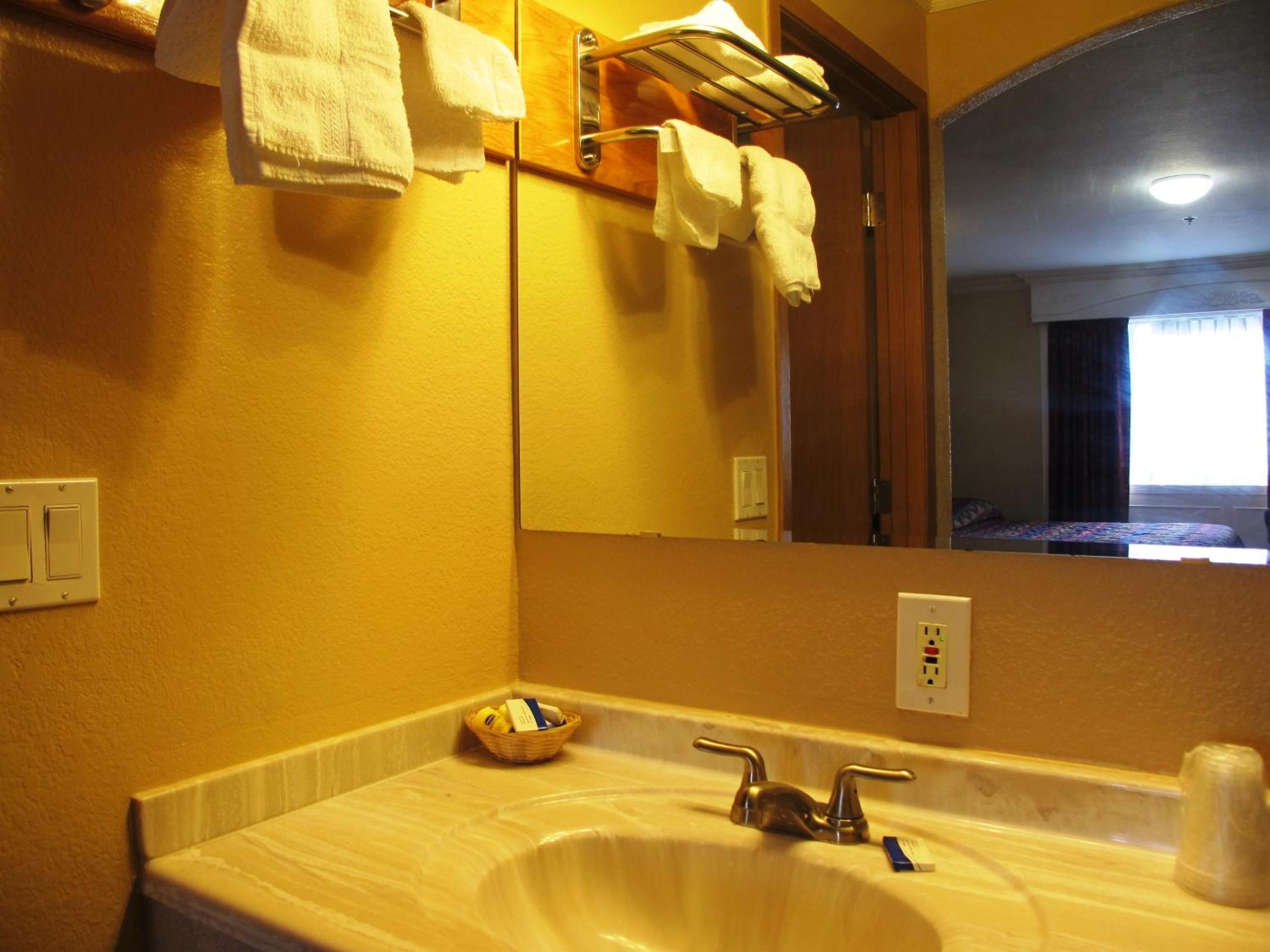 Queen Room with Two Queen Beds photo 2
