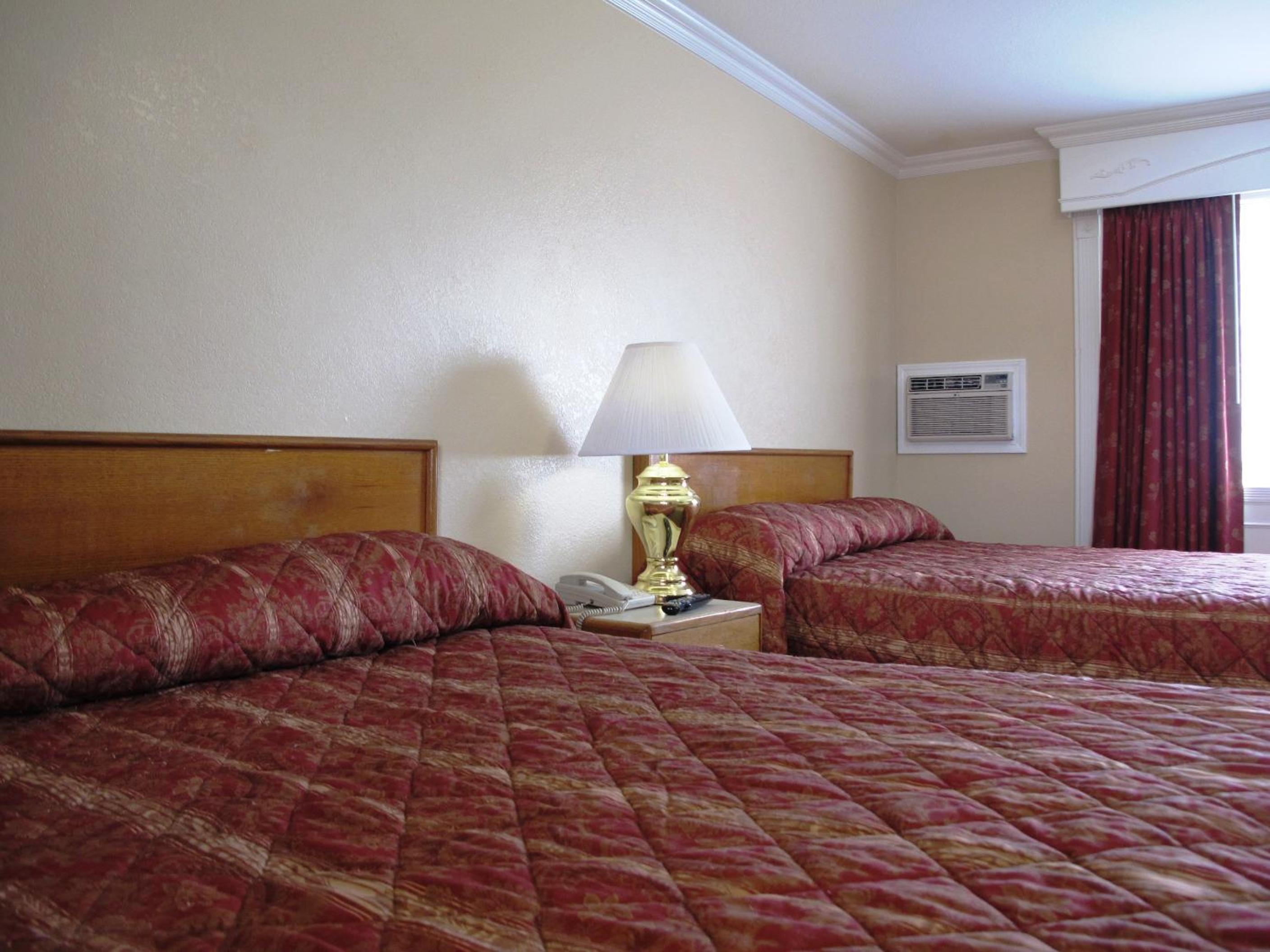 Queen Room with Two Queen Beds photo 1