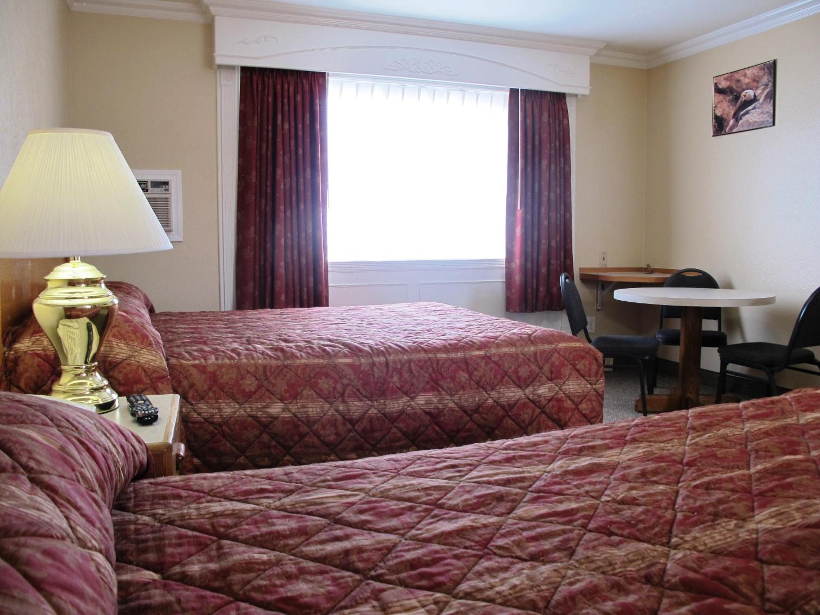 Queen Room with Two Queen Beds photo 3