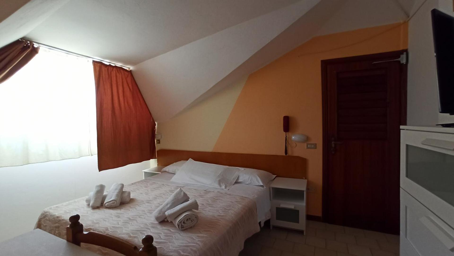 Double Room - Attic photo 2