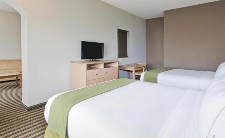 Queen Suite - Photo 1