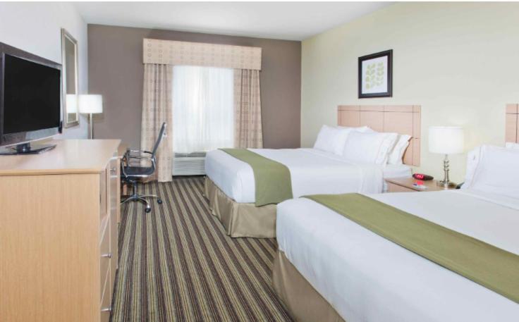 Standard Queen Room with Two Queen Beds - Photo 2