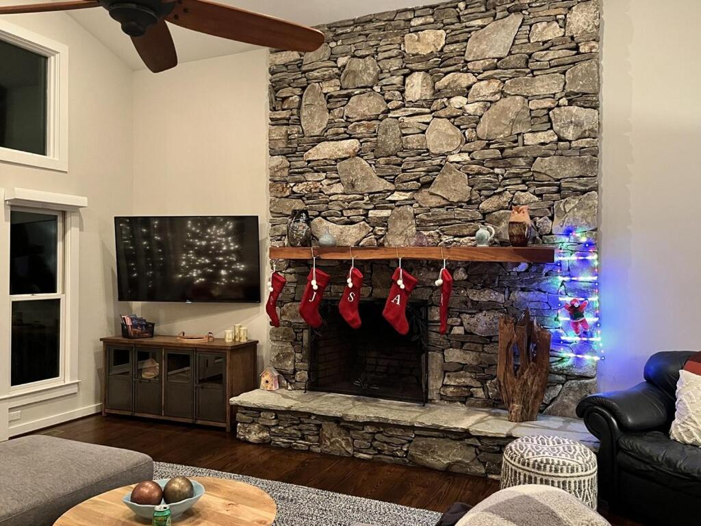 Five-Bedroom House photo 2