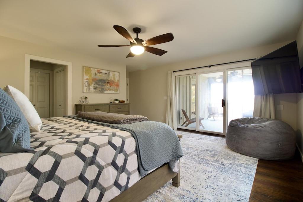 Five-Bedroom House photo 3