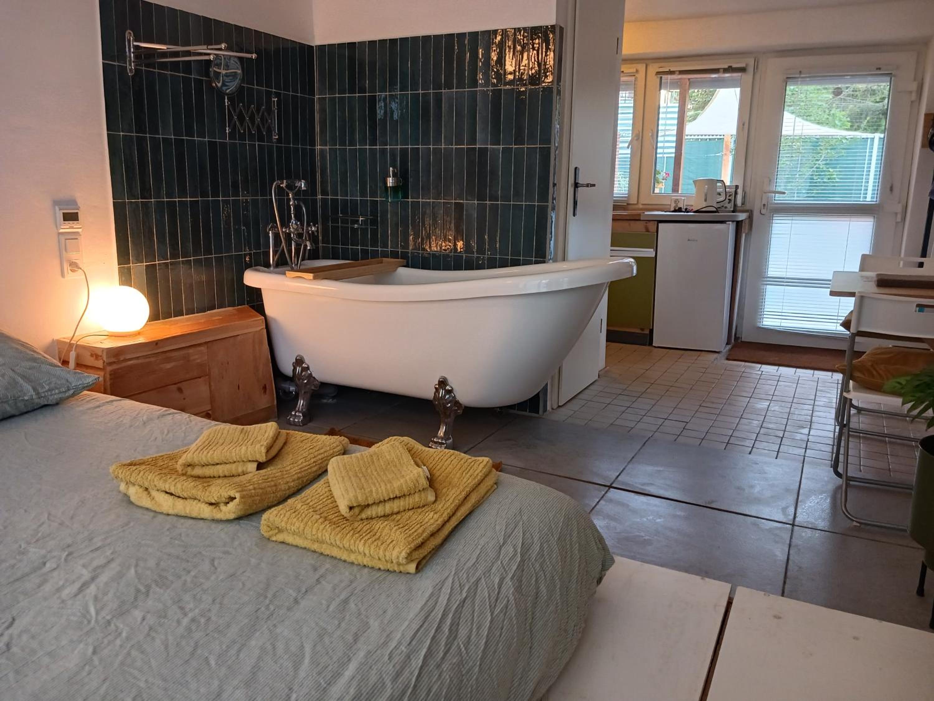 Deluxe Double Room with Bath photo 2