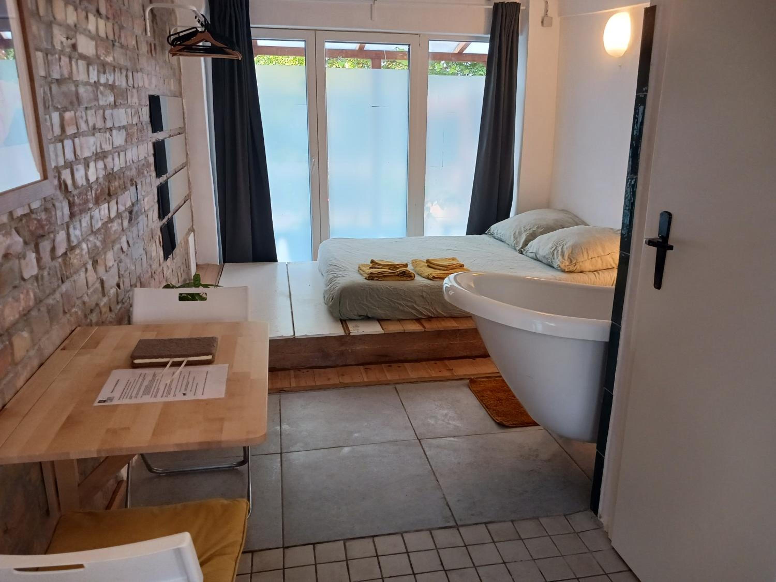 Deluxe Double Room with Bath photo 3
