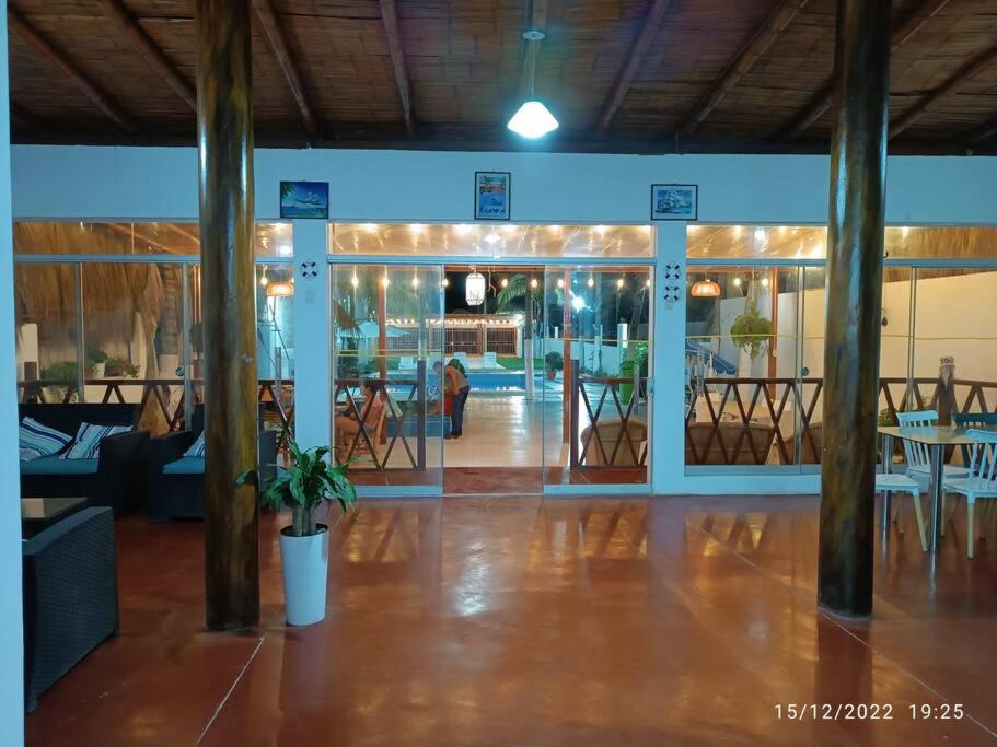 Eight-Bedroom House photo 2