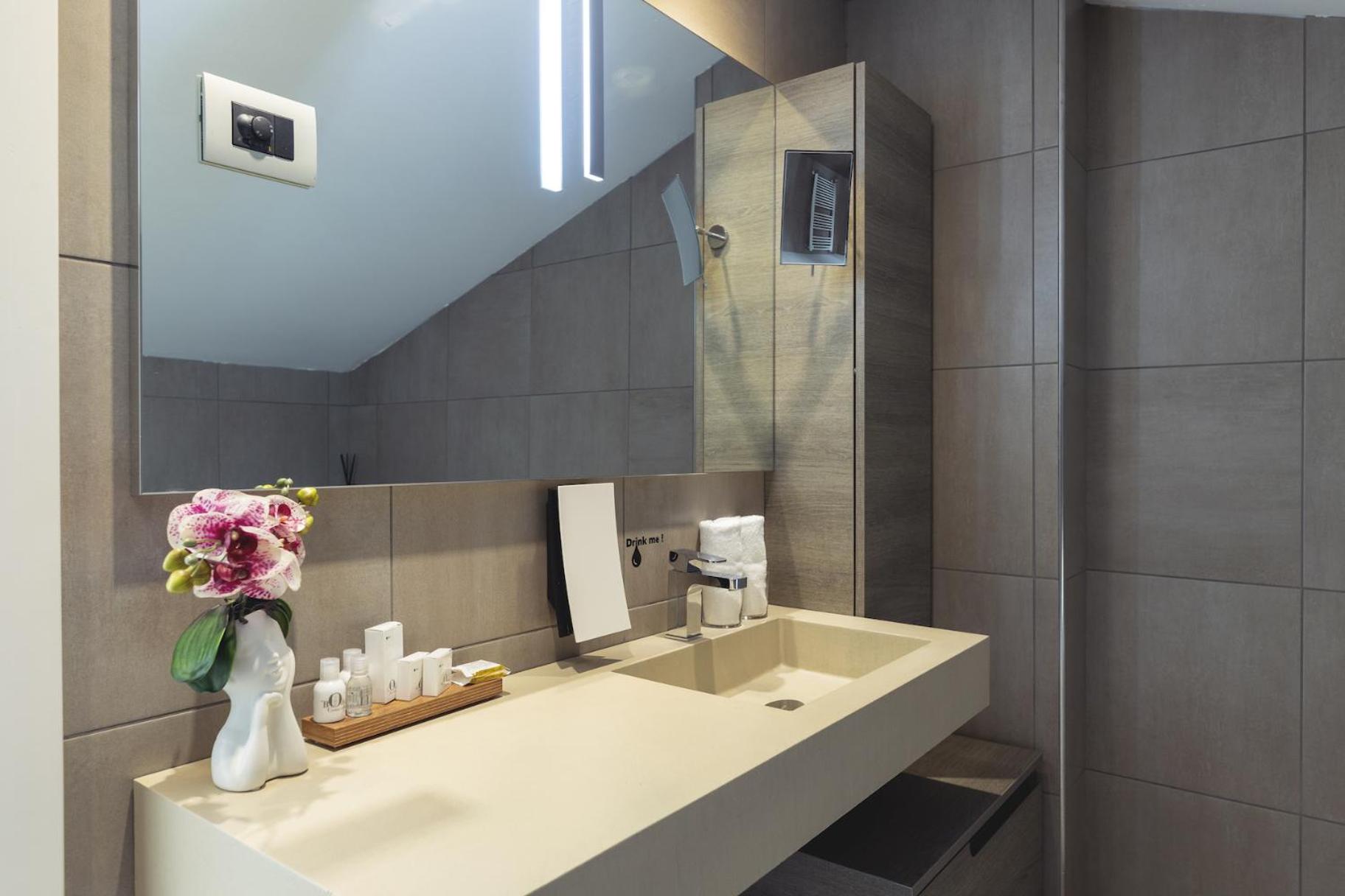 Suite with Balcony - Photo 6