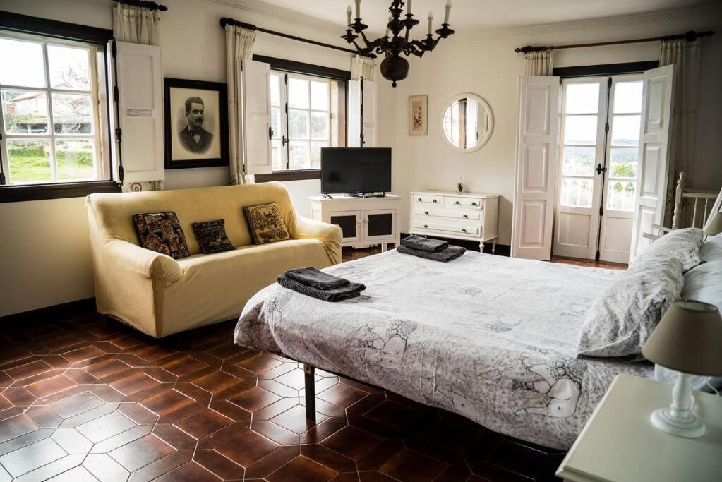 Six-Bedroom House photo 3
