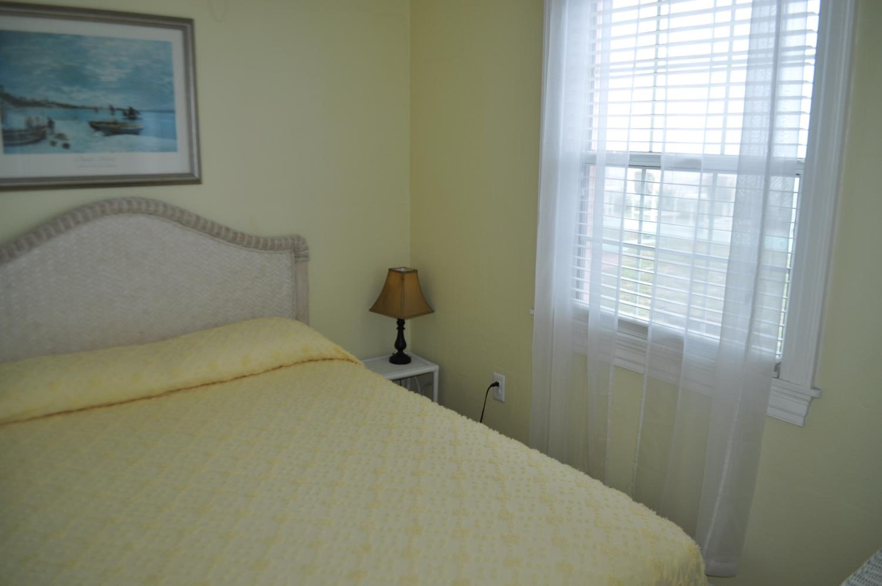 Standard Room 1 Queen Bed photo 3