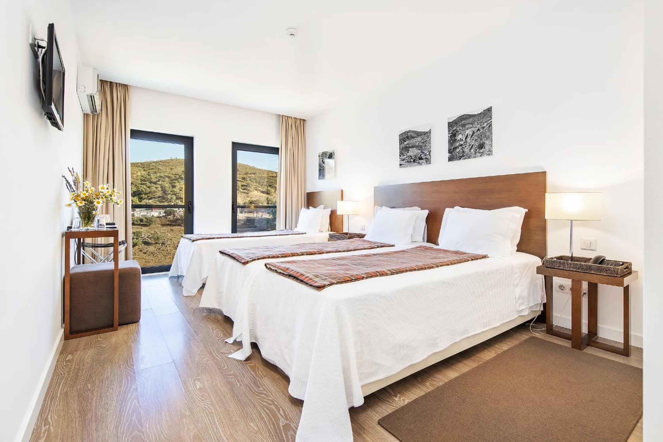 Twin Room with Extra Bed - Photo 1