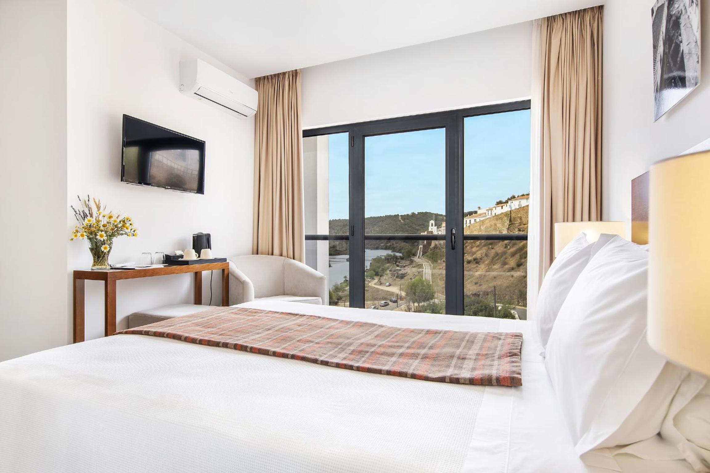 Double or Twin Room with River View - Photo 1