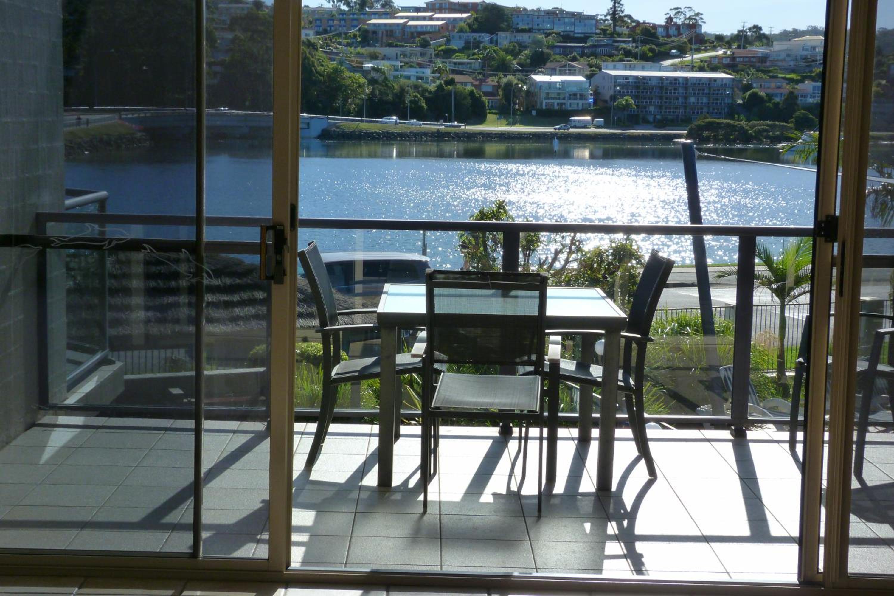 One-Bedroom Apartment with Lake View photo 3