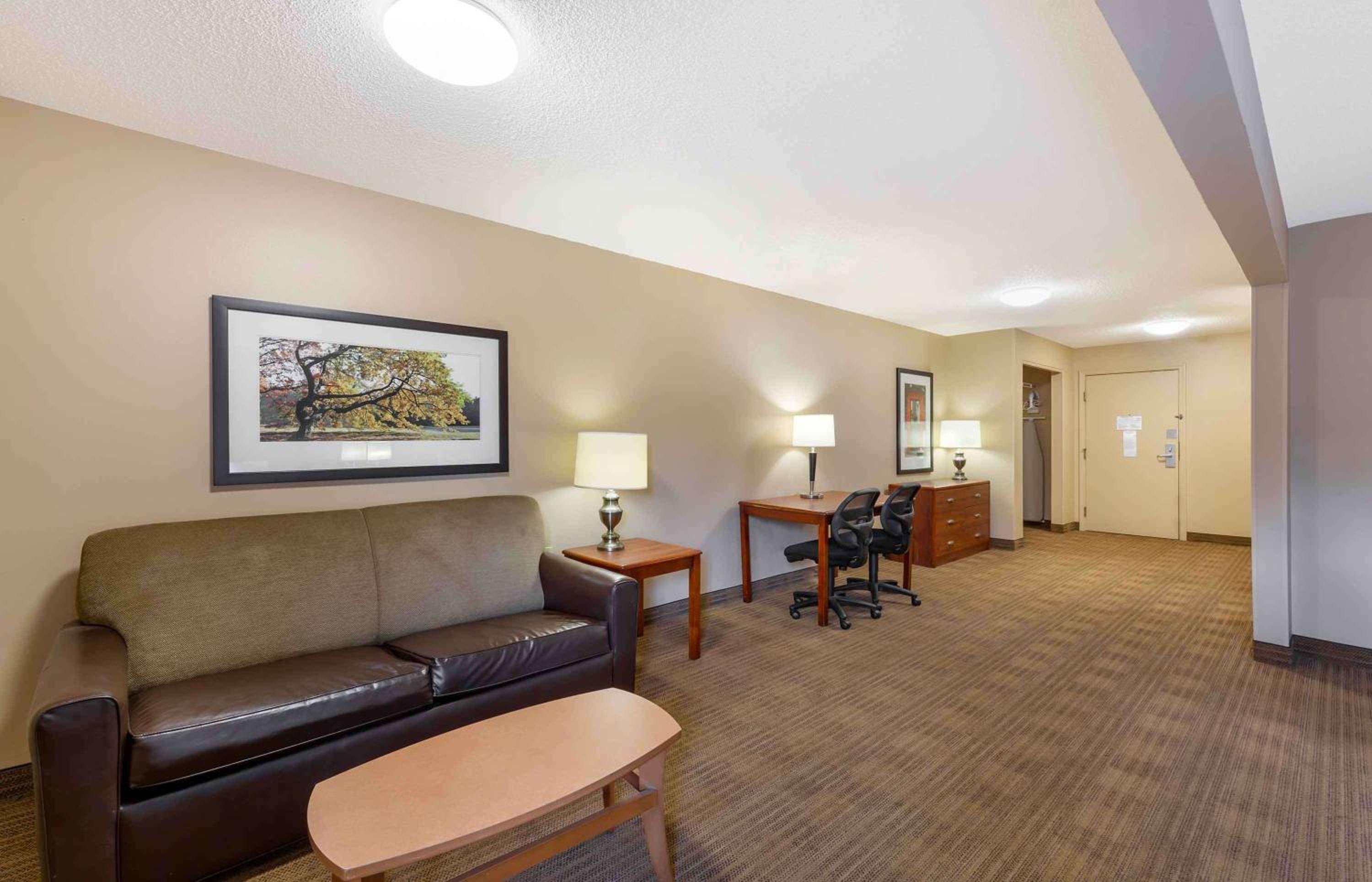 Efficiency Queen Room - Non Smoking/Interior Corridor - Photo 14