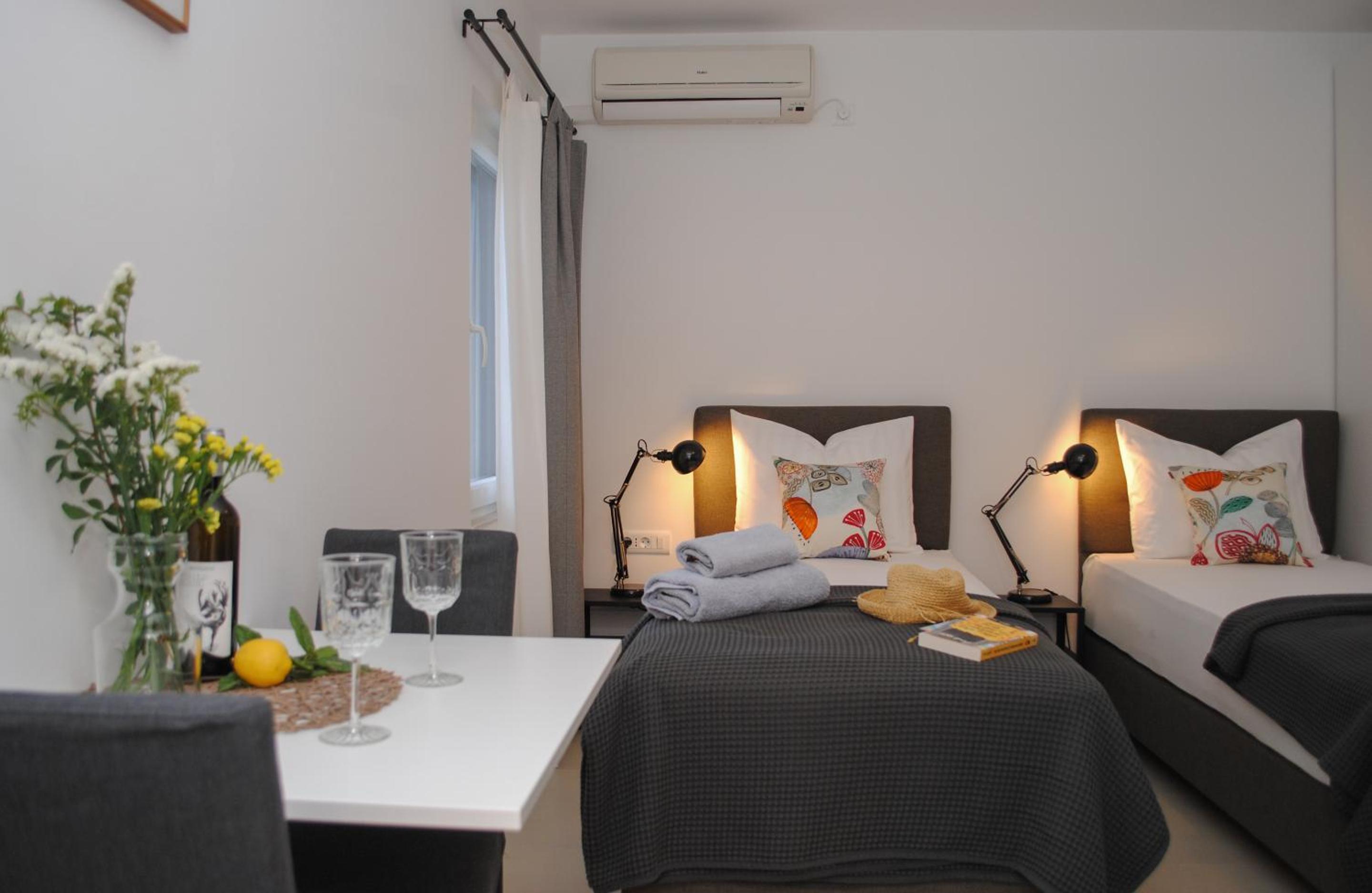 Twin Room with Private Bathroom photo 3