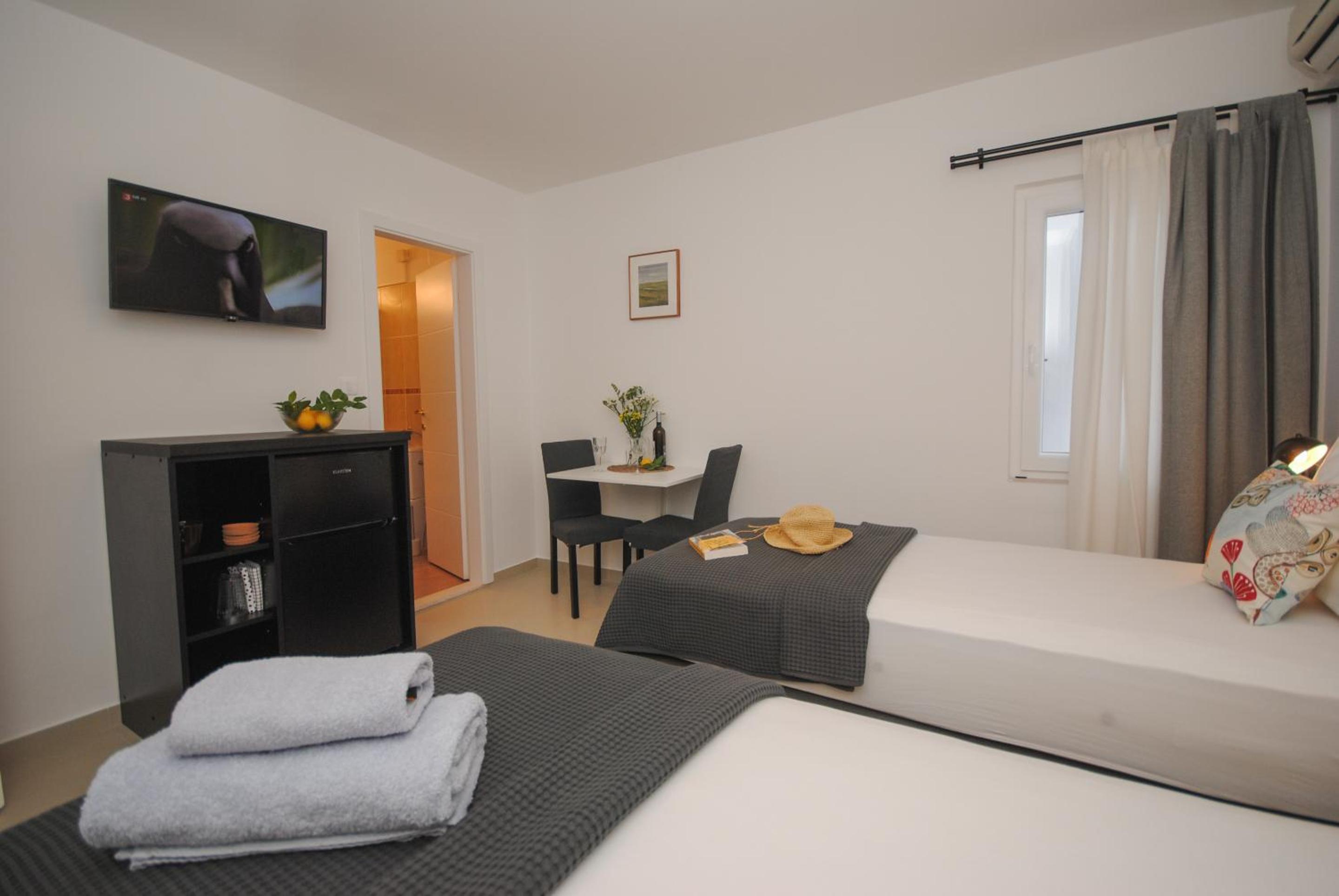 Twin Room with Private Bathroom photo 1
