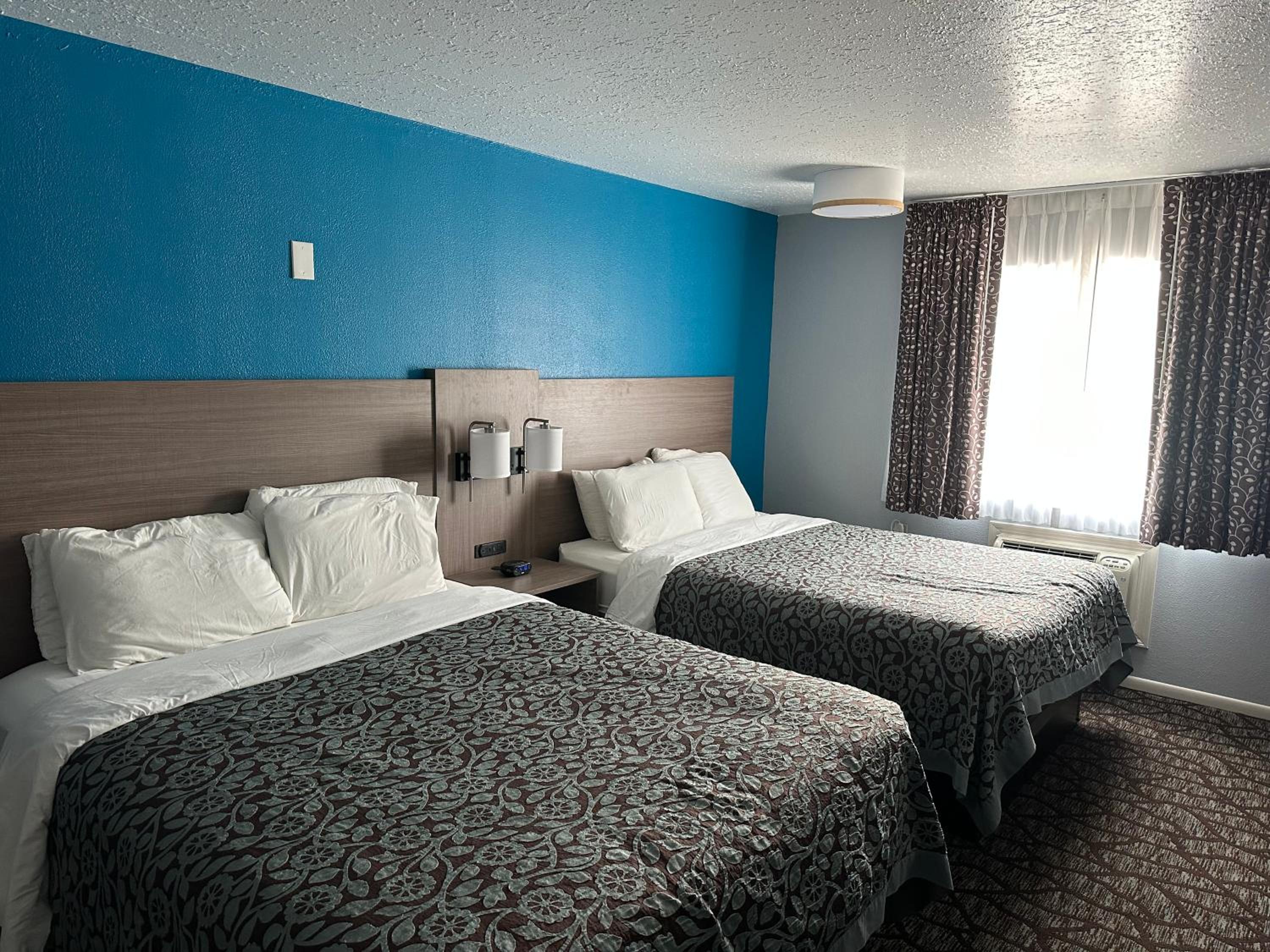 Queen Room with Two Queen Beds - Non-Smoking - Photo 1