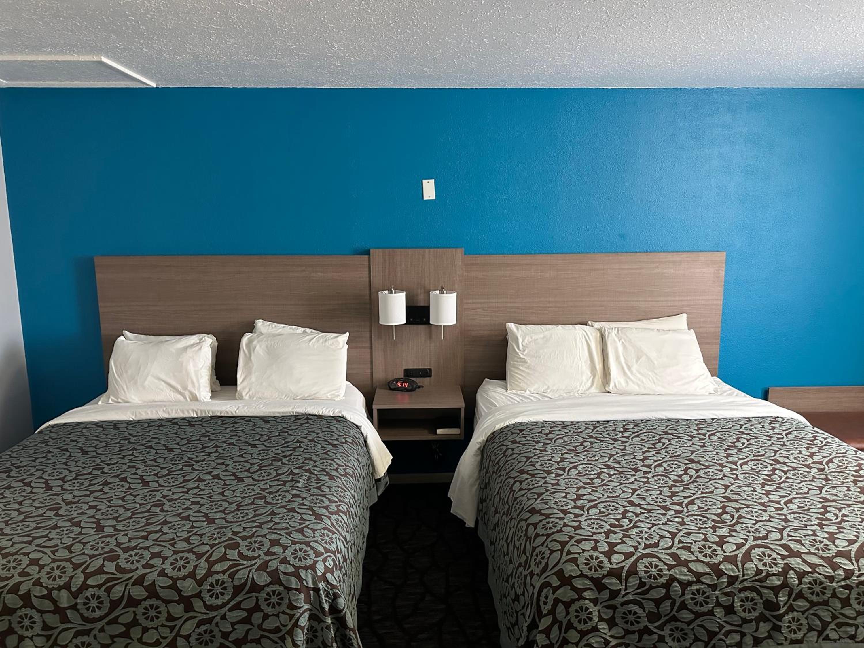 Queen Room with Two Queen Beds - Non-Smoking - Photo 6