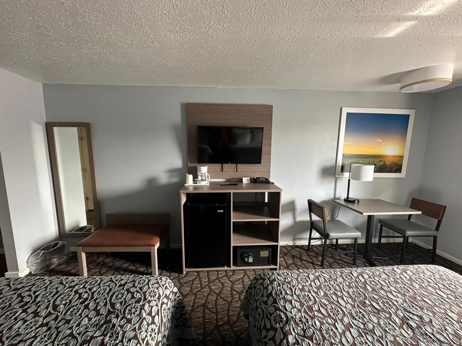 Queen Room with Two Queen Beds - Non-Smoking - Photo 5