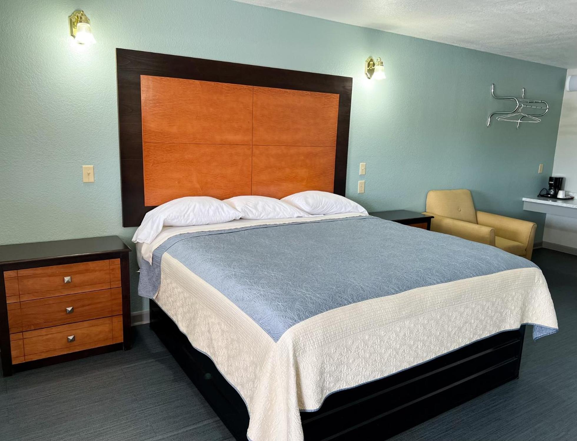 King Room - Non-Smoking - Photo 3