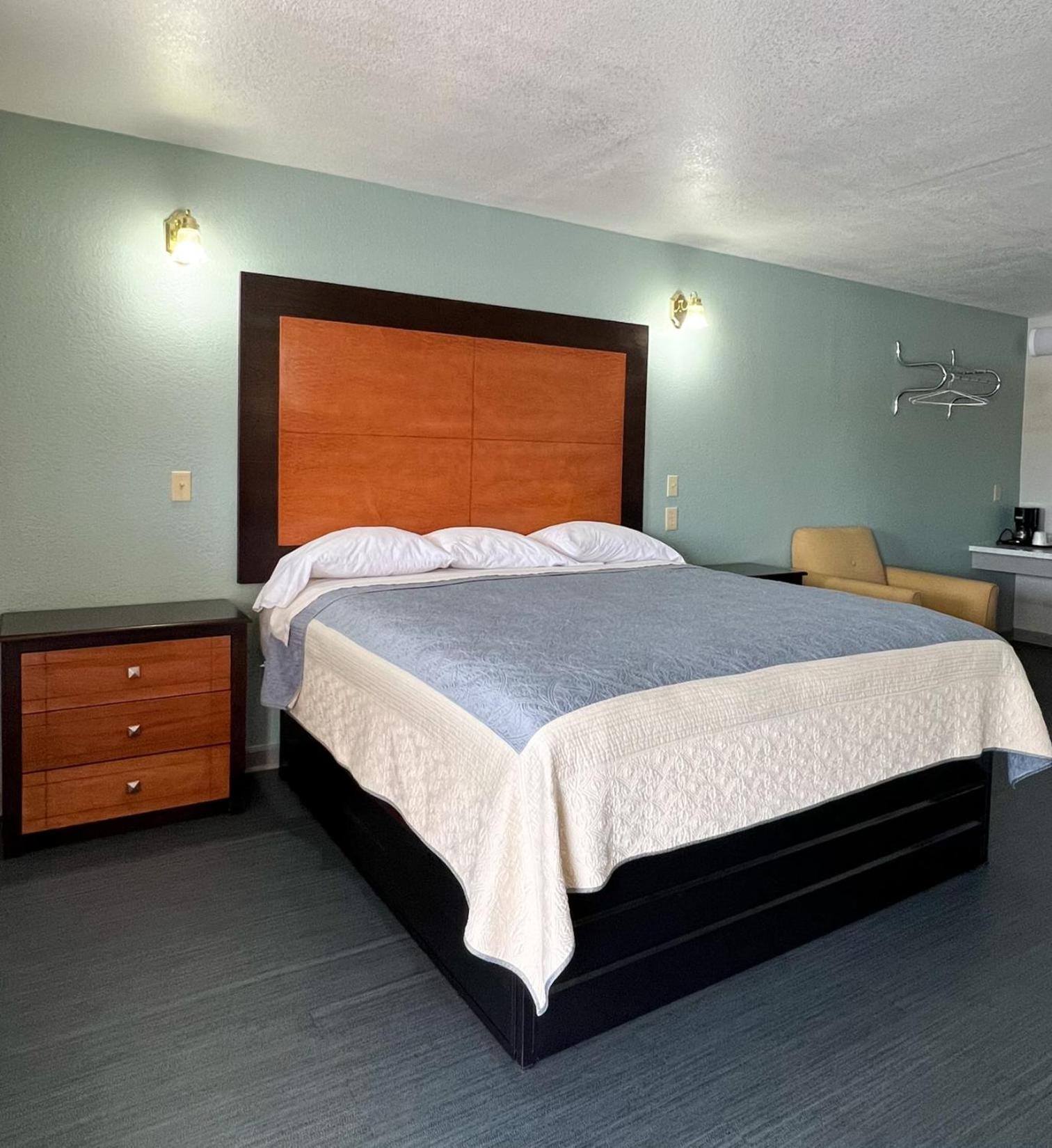King Room - Non-Smoking - Photo 1
