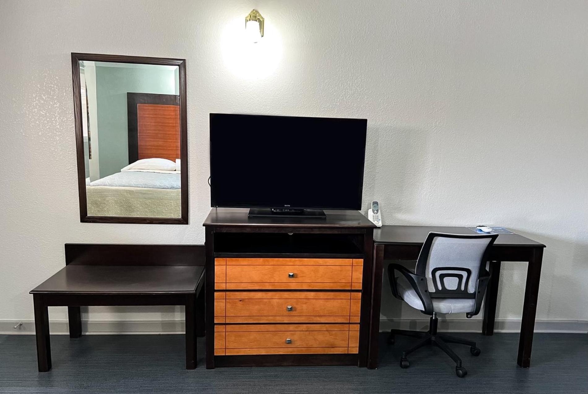 Queen Room with Two Queen Beds - Non-Smoking - Photo 2