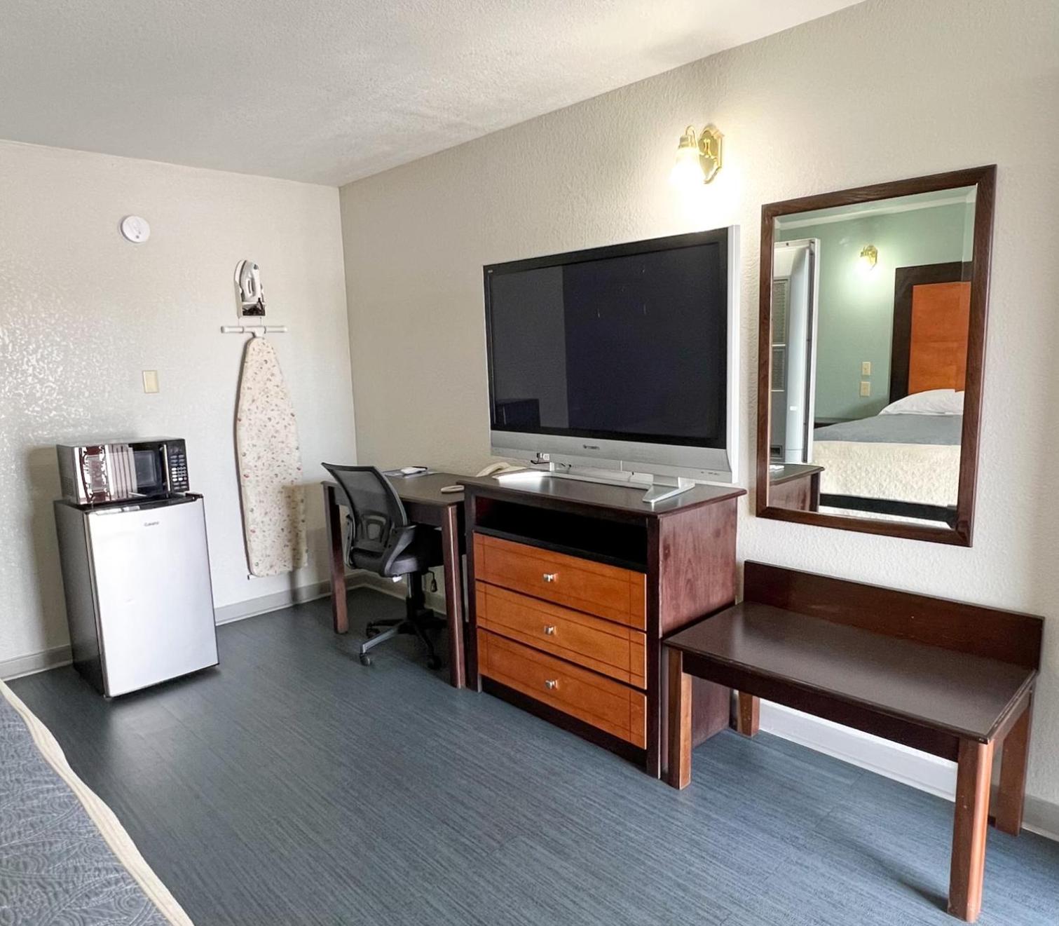 Queen Room with Two Queen Beds - Non-Smoking - Photo 4