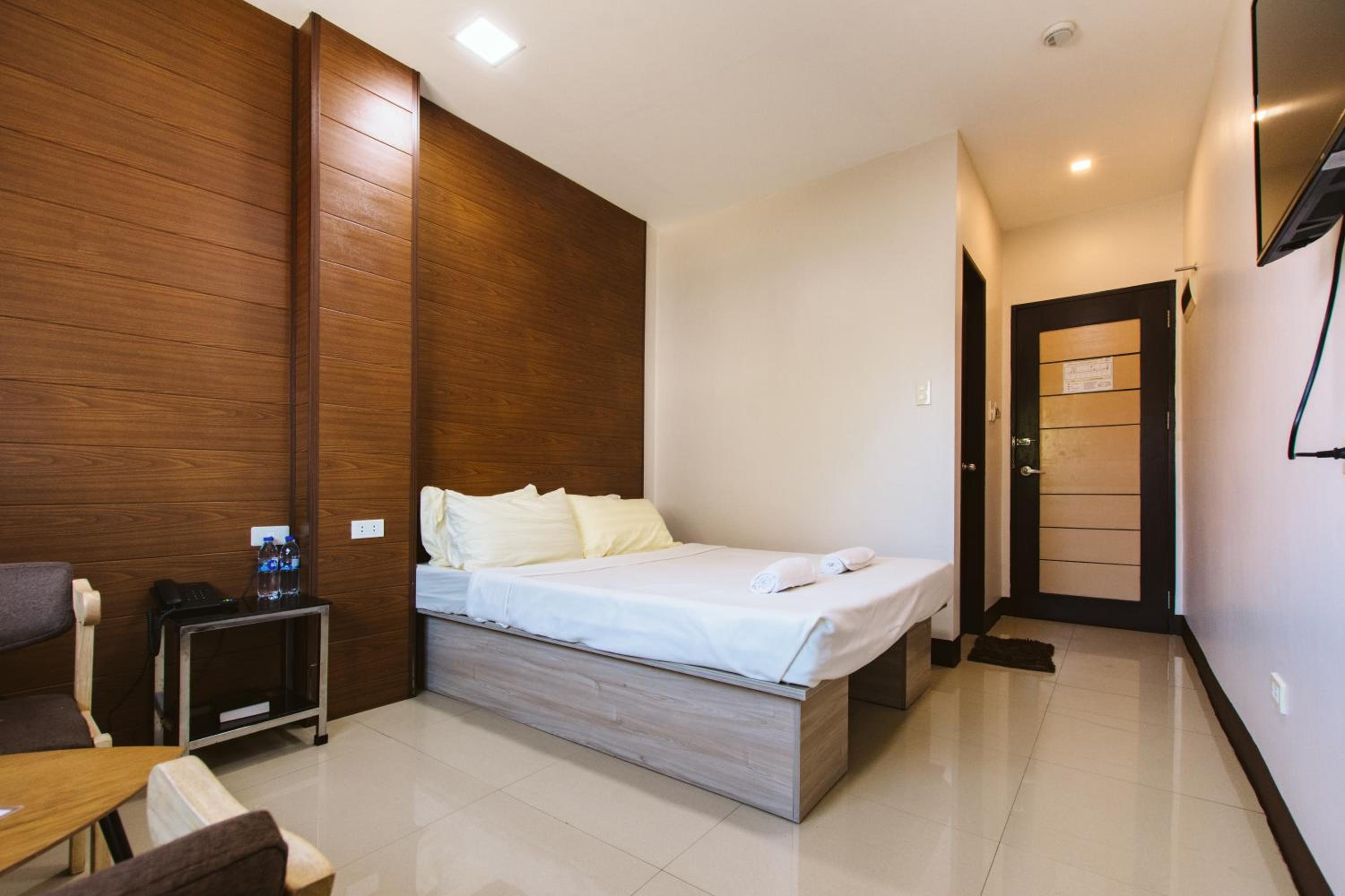Deluxe Queen Room - Photo 2