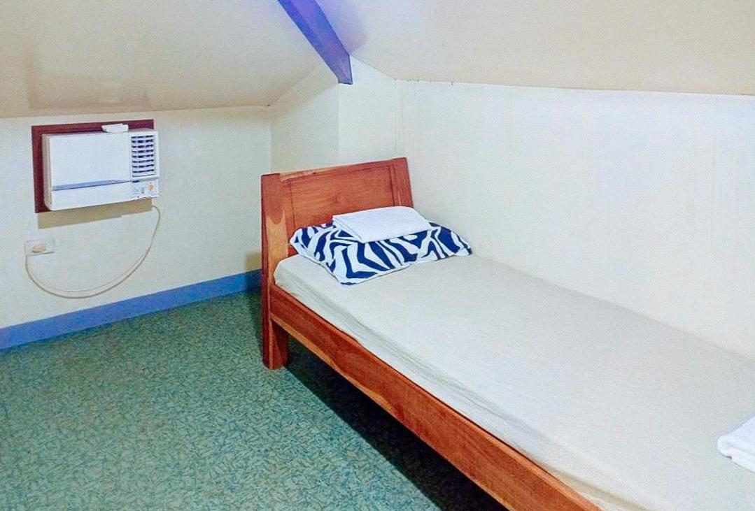 Single Room with Shared Bathroom photo 2