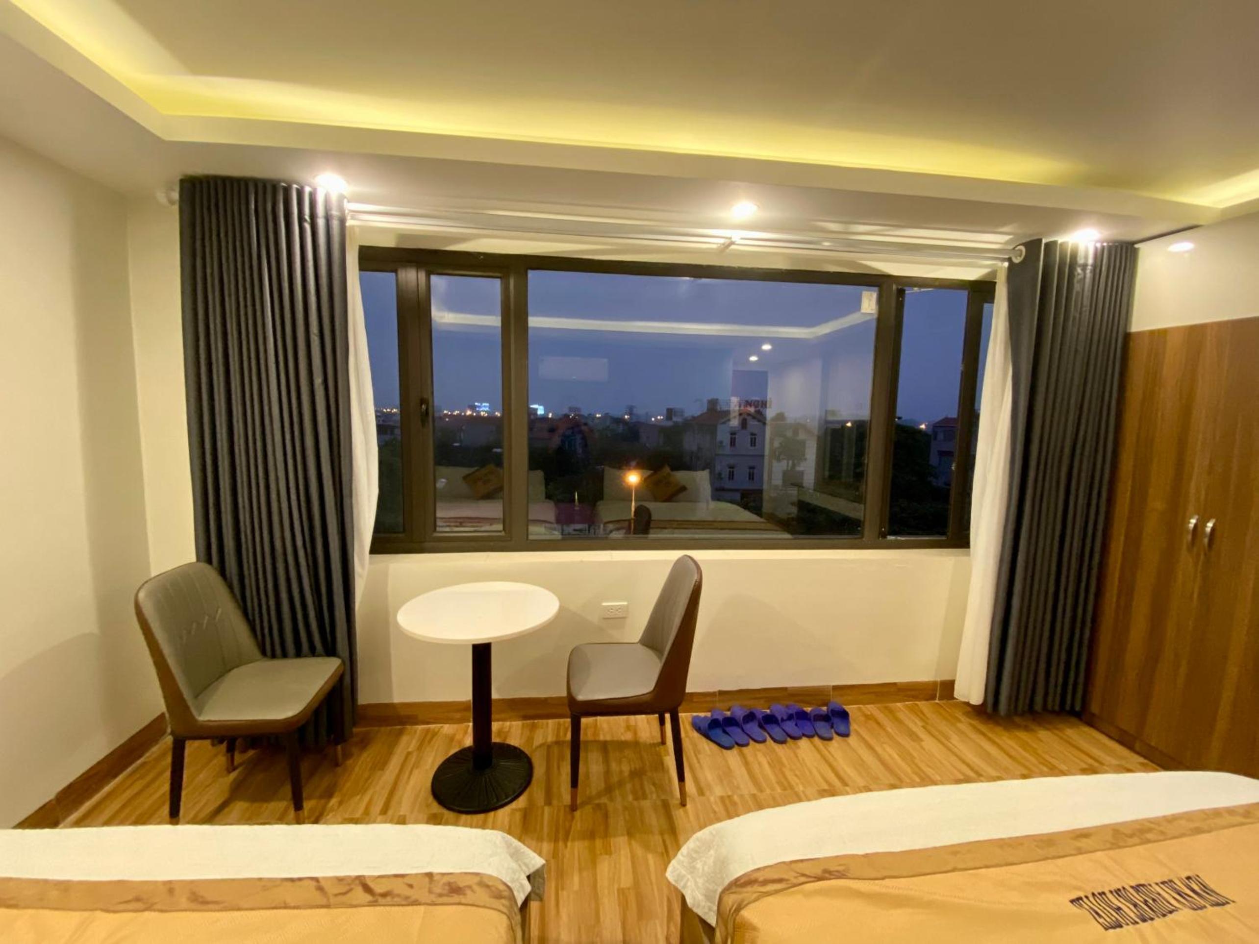 Superior Family Room photo 3