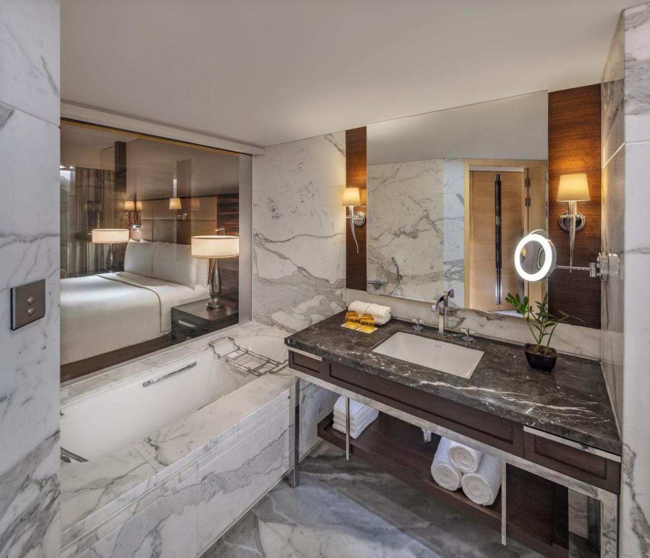 	 1 King Bed, Executive Lounge Access, Large Room - Photo 3