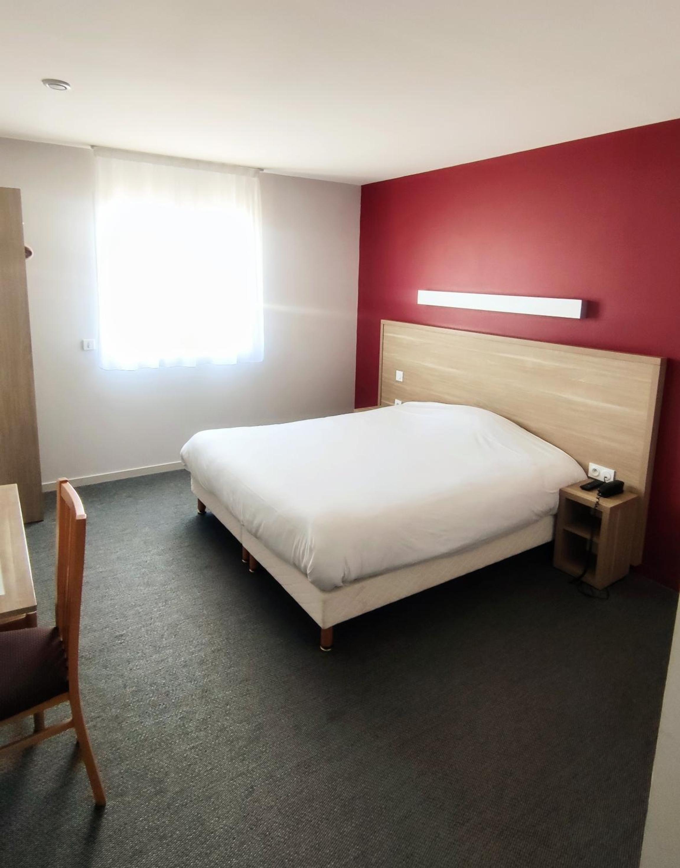 King Room with Roll-In Shower - Disability Access photo 1