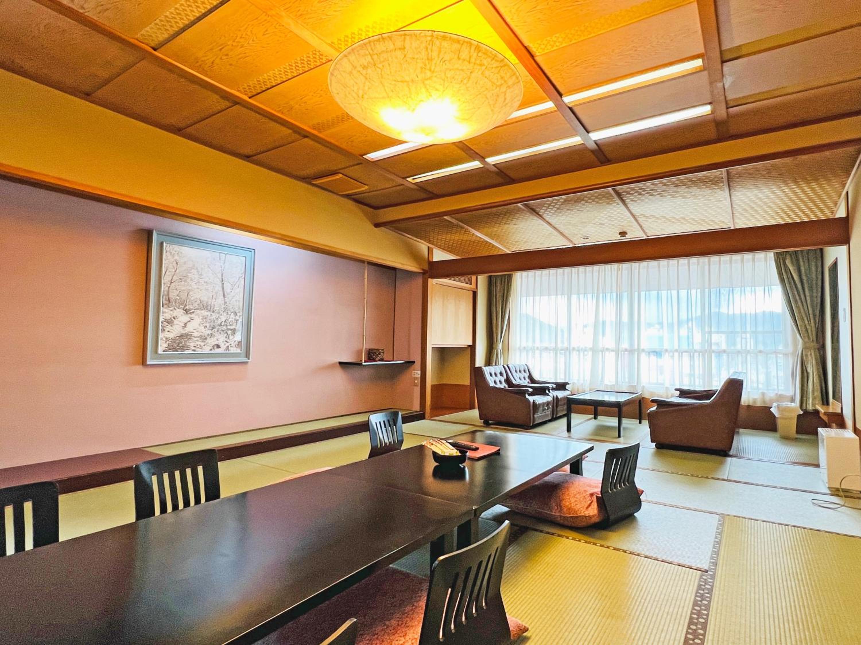 Large Japanese-Style Room