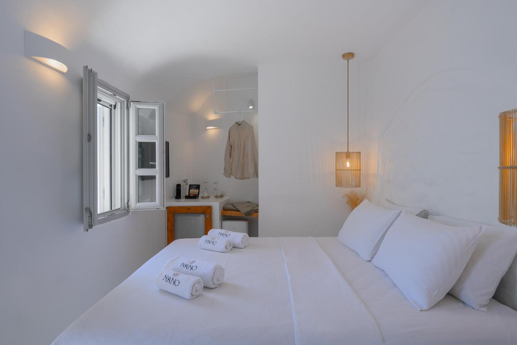 Honeymoon villa with outdoor hot tub and sea view