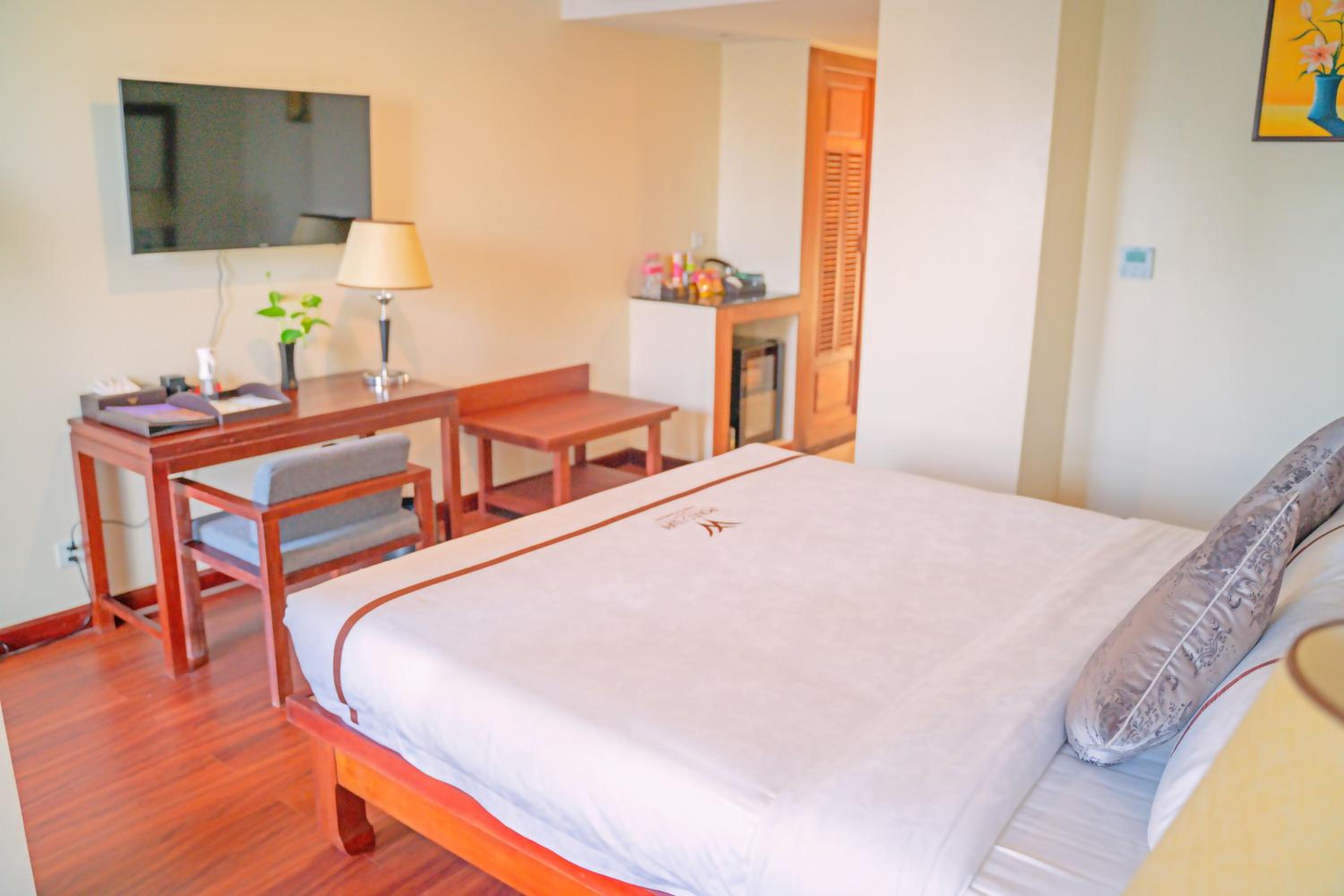 Landmark King Bed - Photo 5