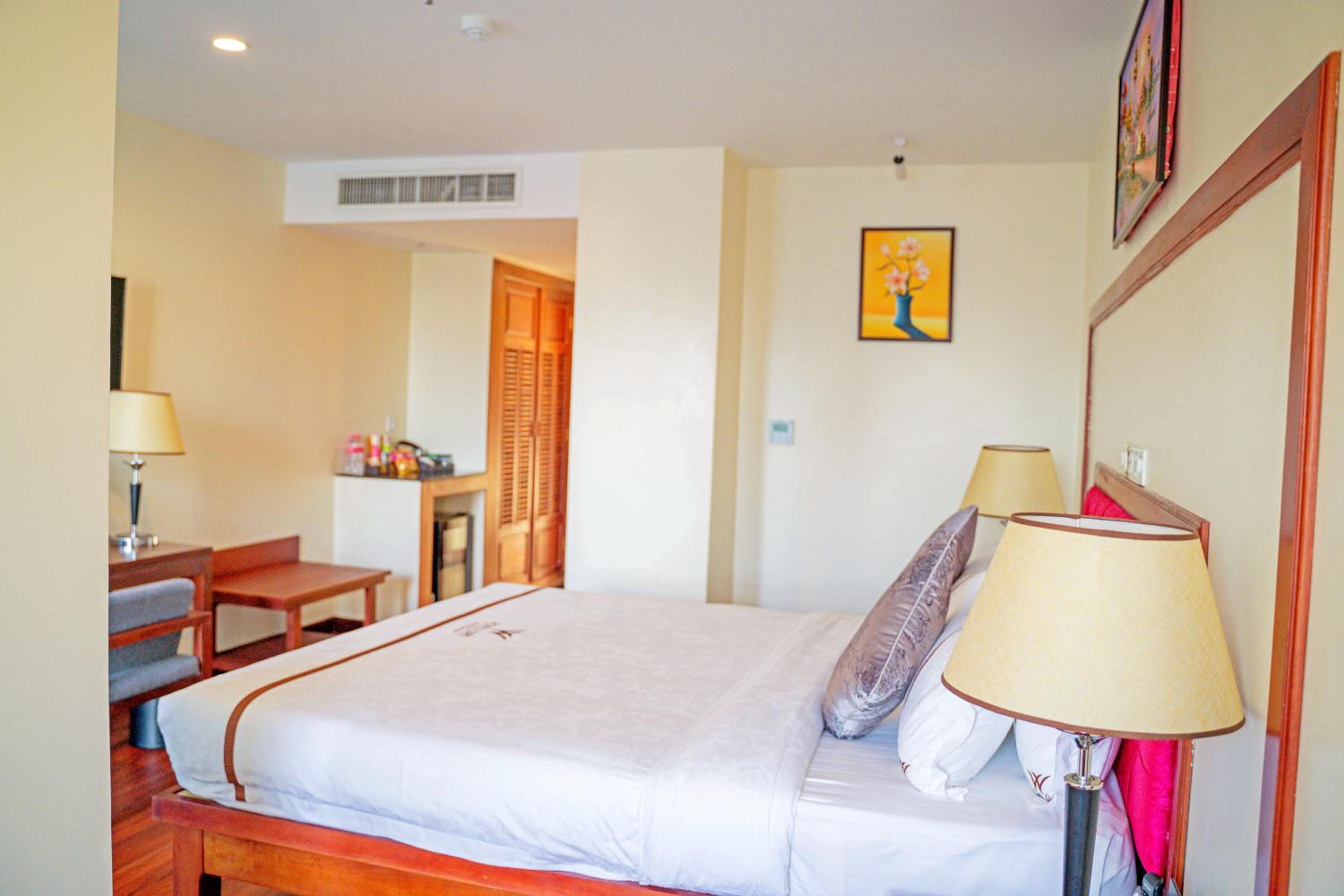 Landmark King Bed - Photo 6