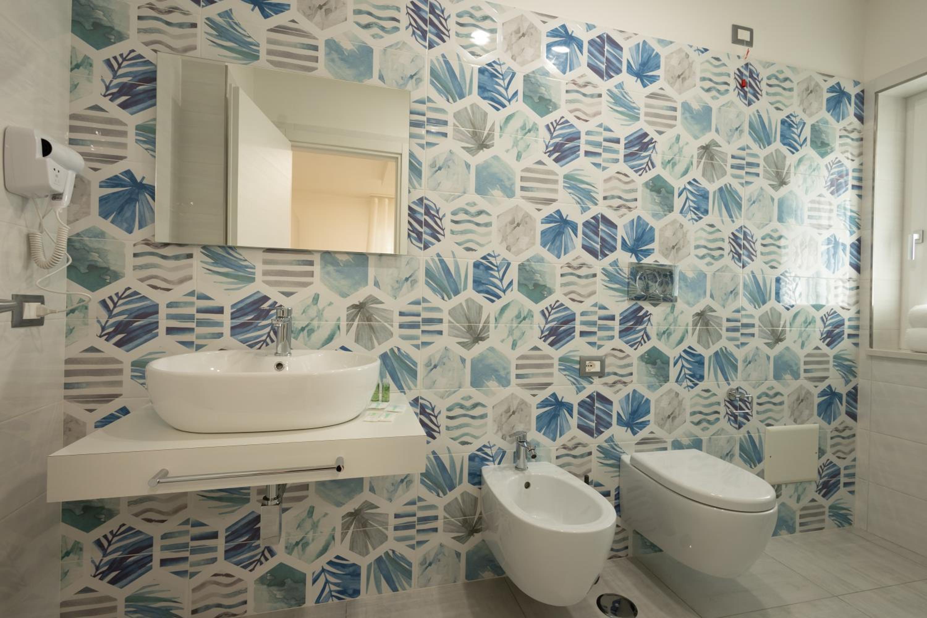 Deluxe Room - Photo 15