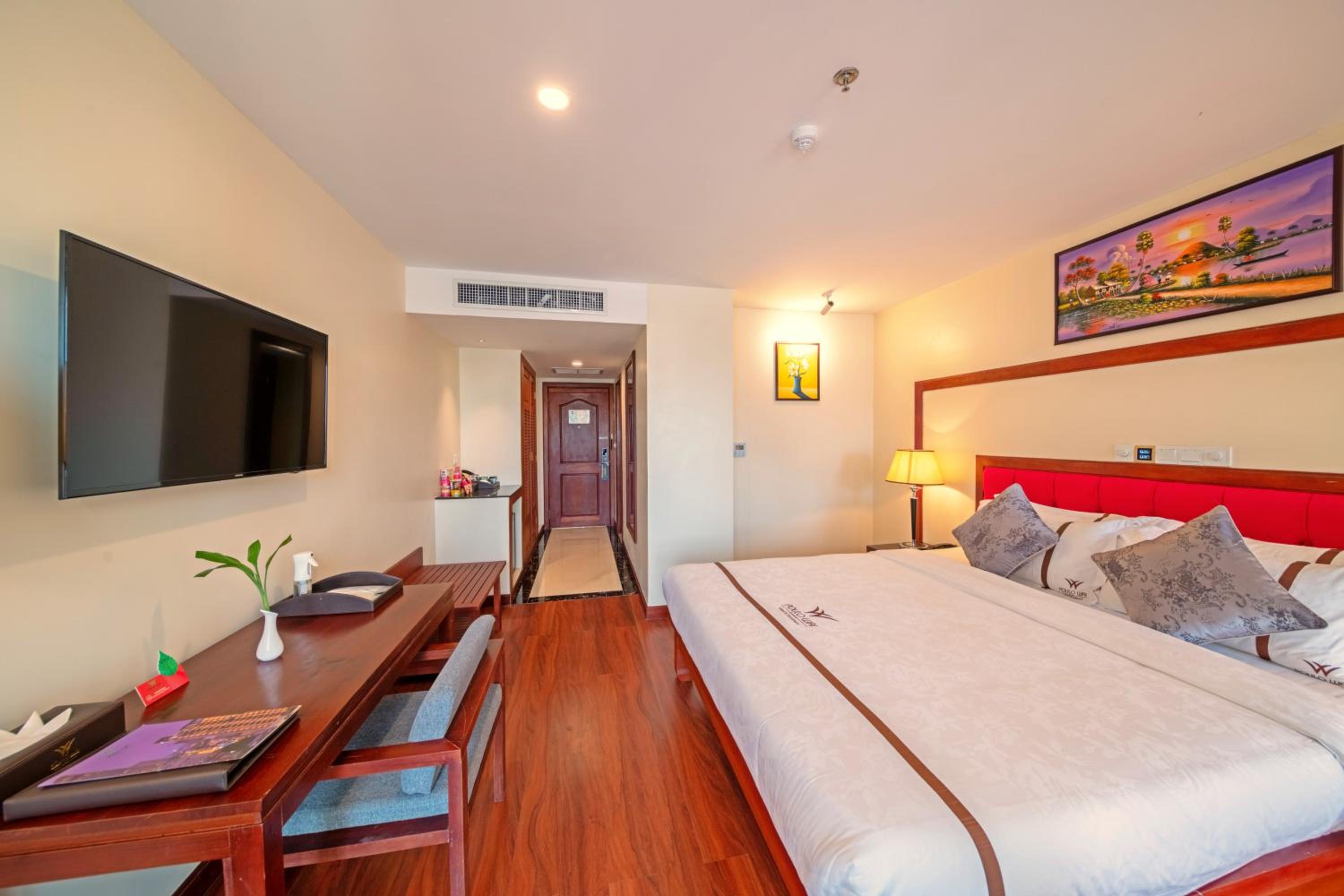 Landmark King Bed With Balcony - Photo 7