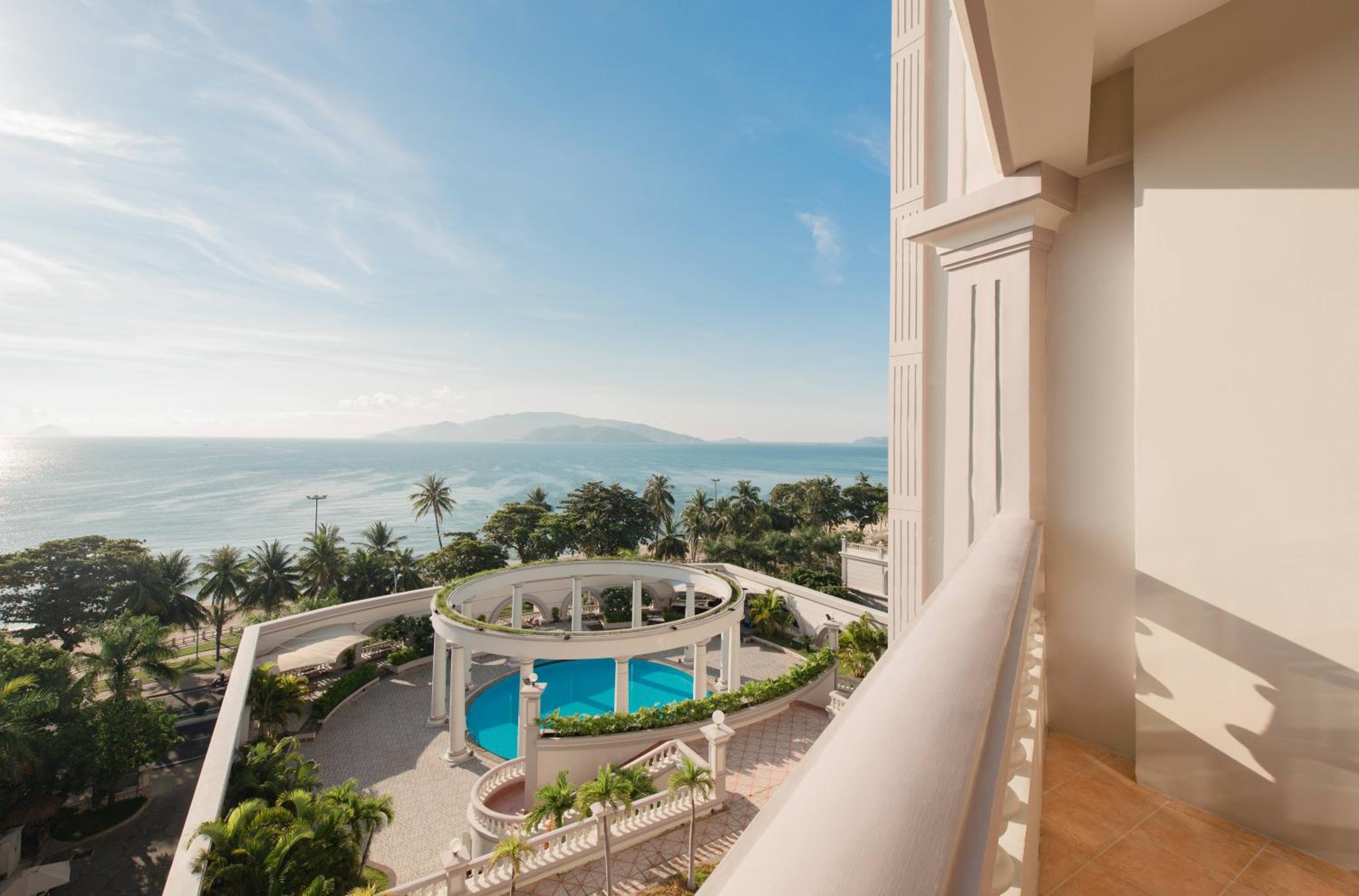 Grand Ocean King with Balcony - Photo 11