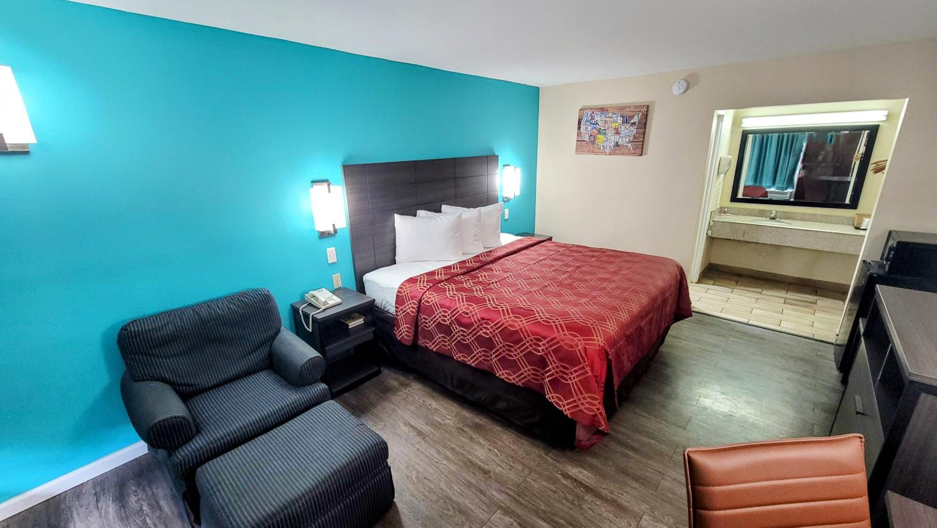 King Room - Non-Smoking - Photo 2