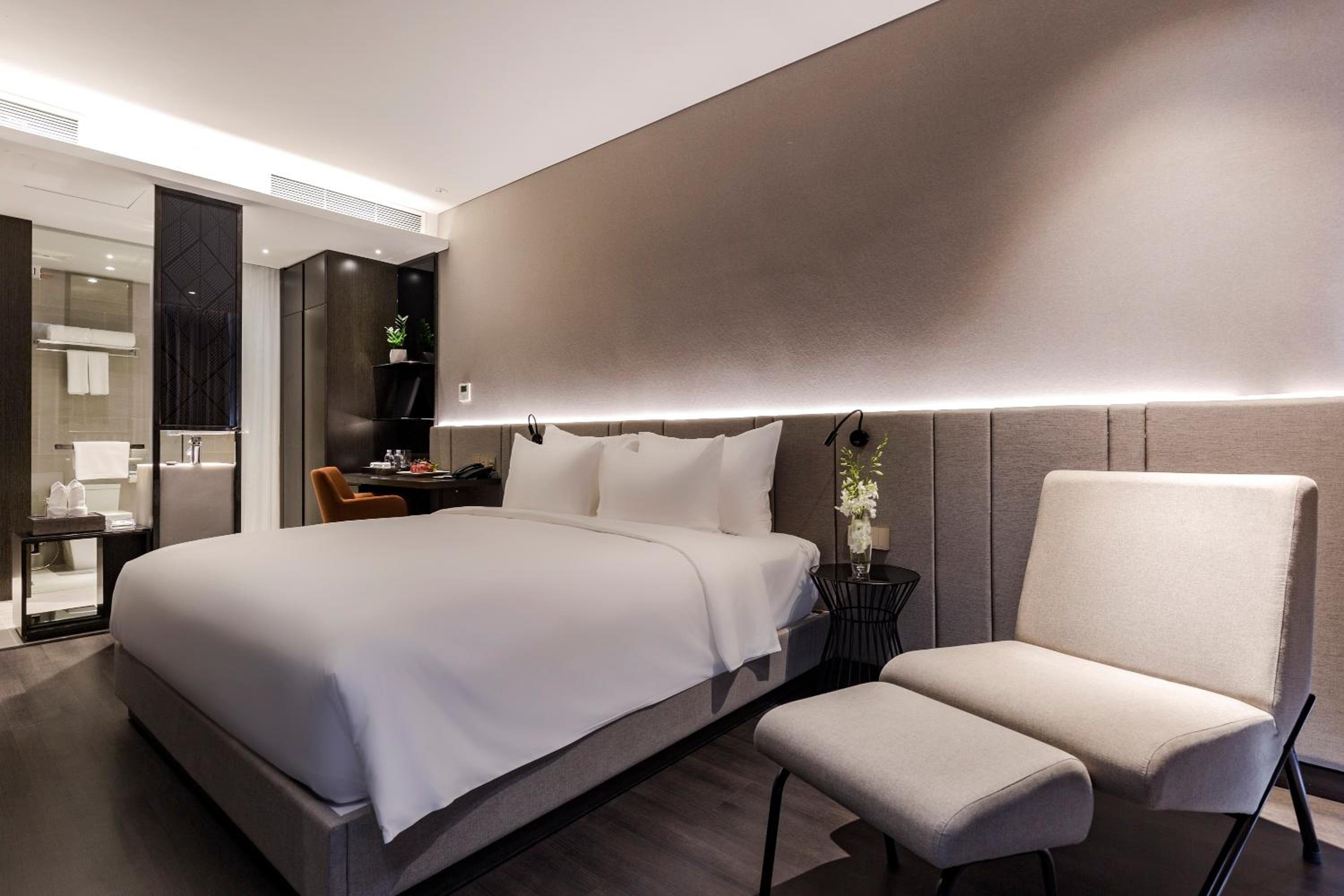 Deluxe Double Room with Partial Sea View - Photo 2