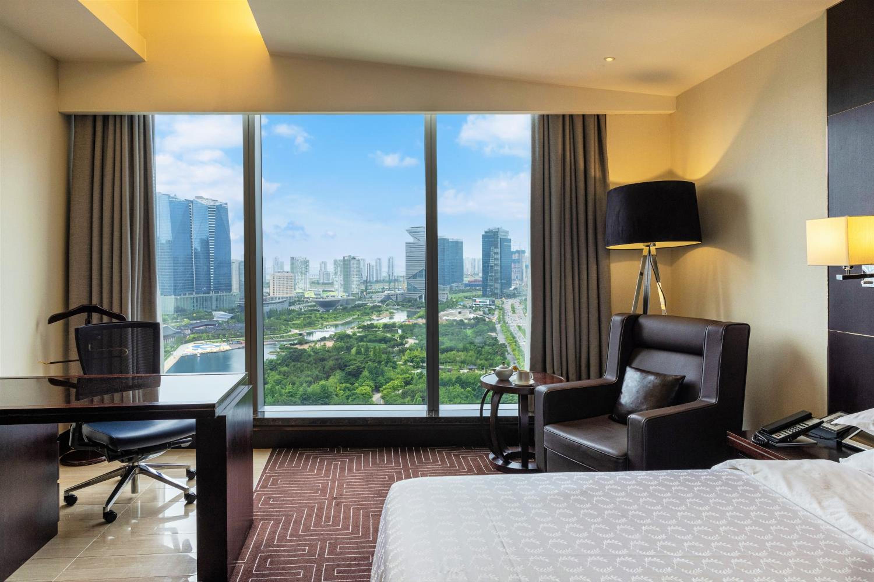 Guest room, 1 King, Central Park view - Photo 2