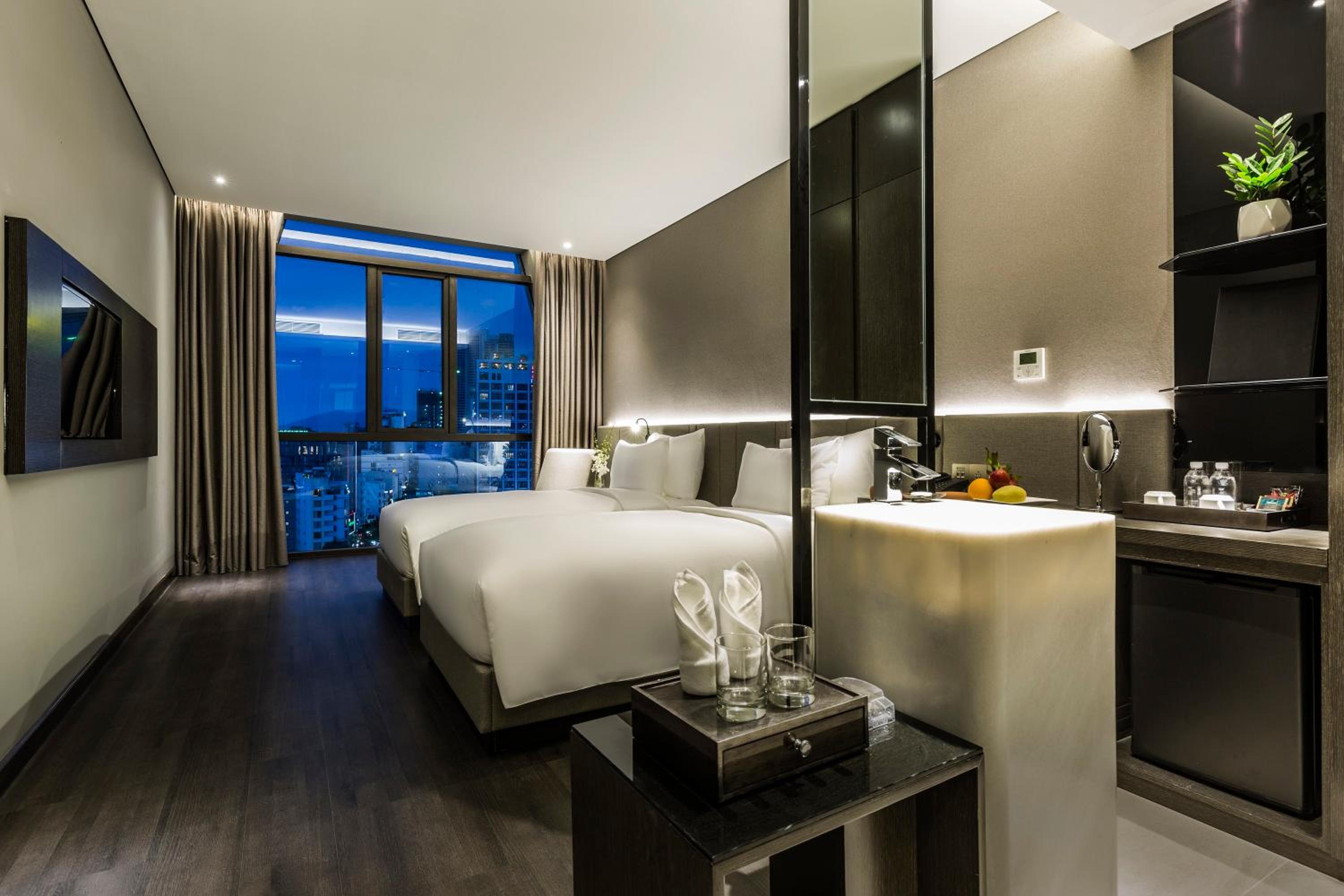 Deluxe Twin Room with Partial Sea View - Photo 2