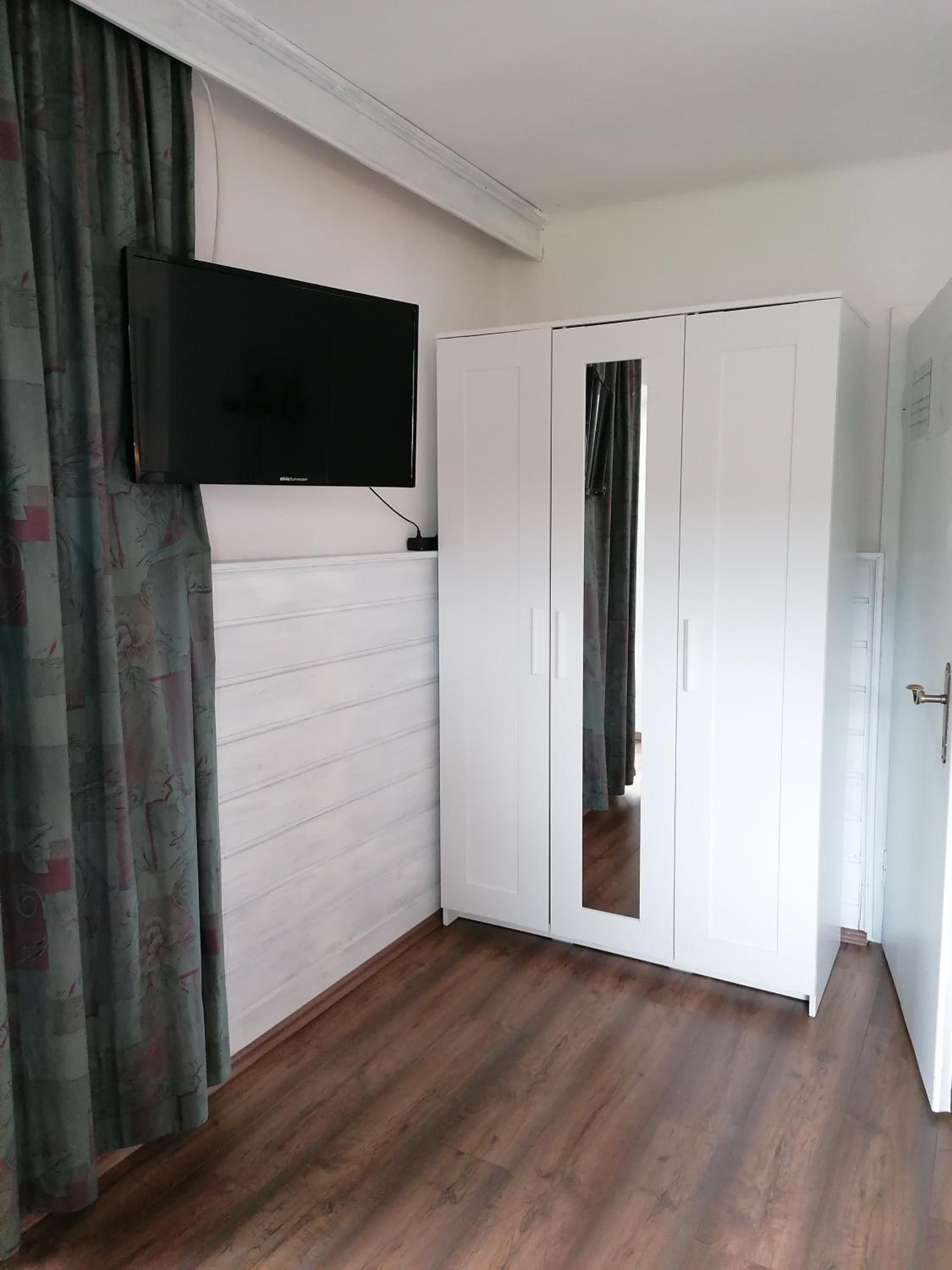 Double Room with Balcony - Photo 3
