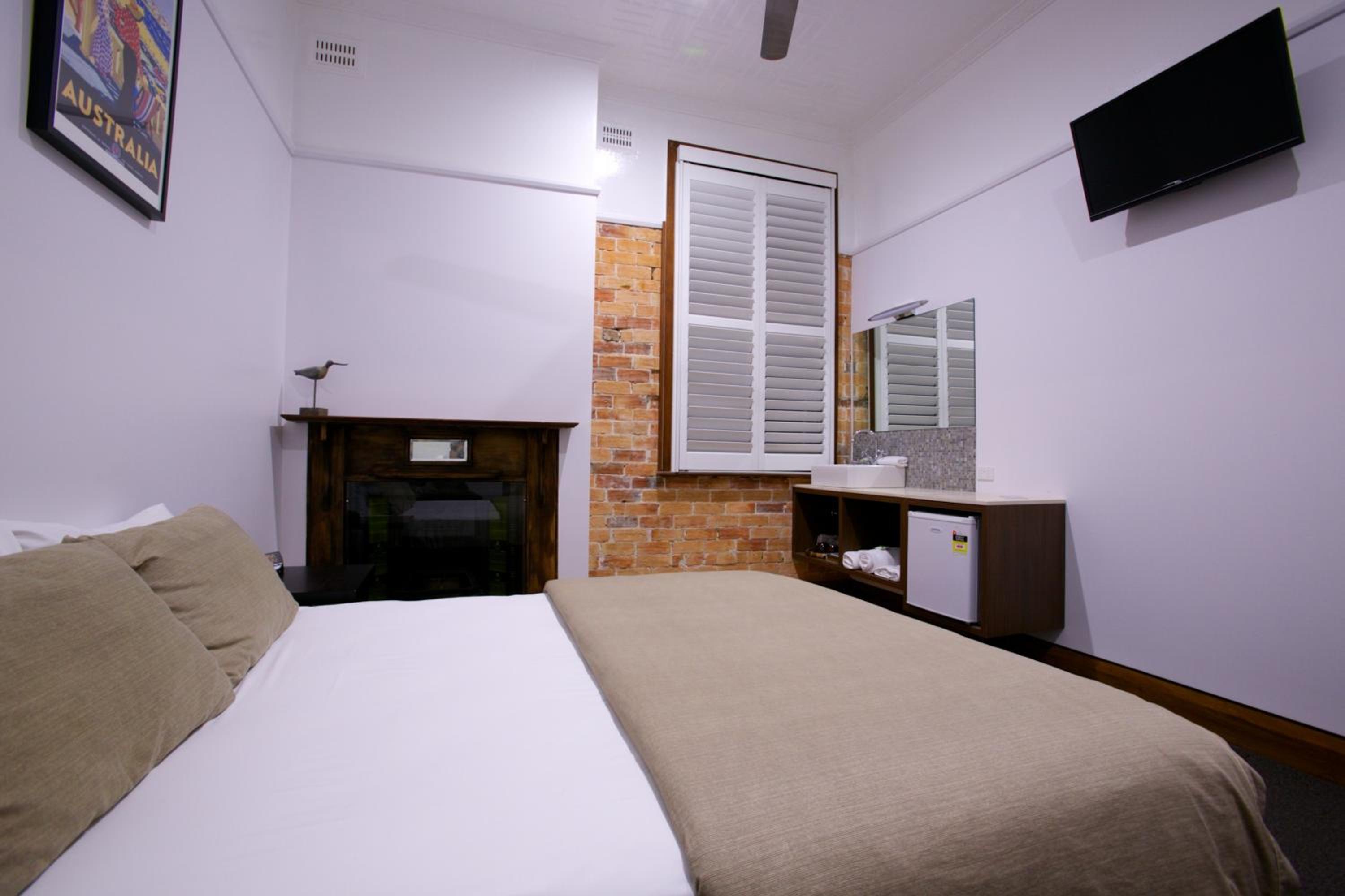 Queen Room with Shared Bathroom photo 2