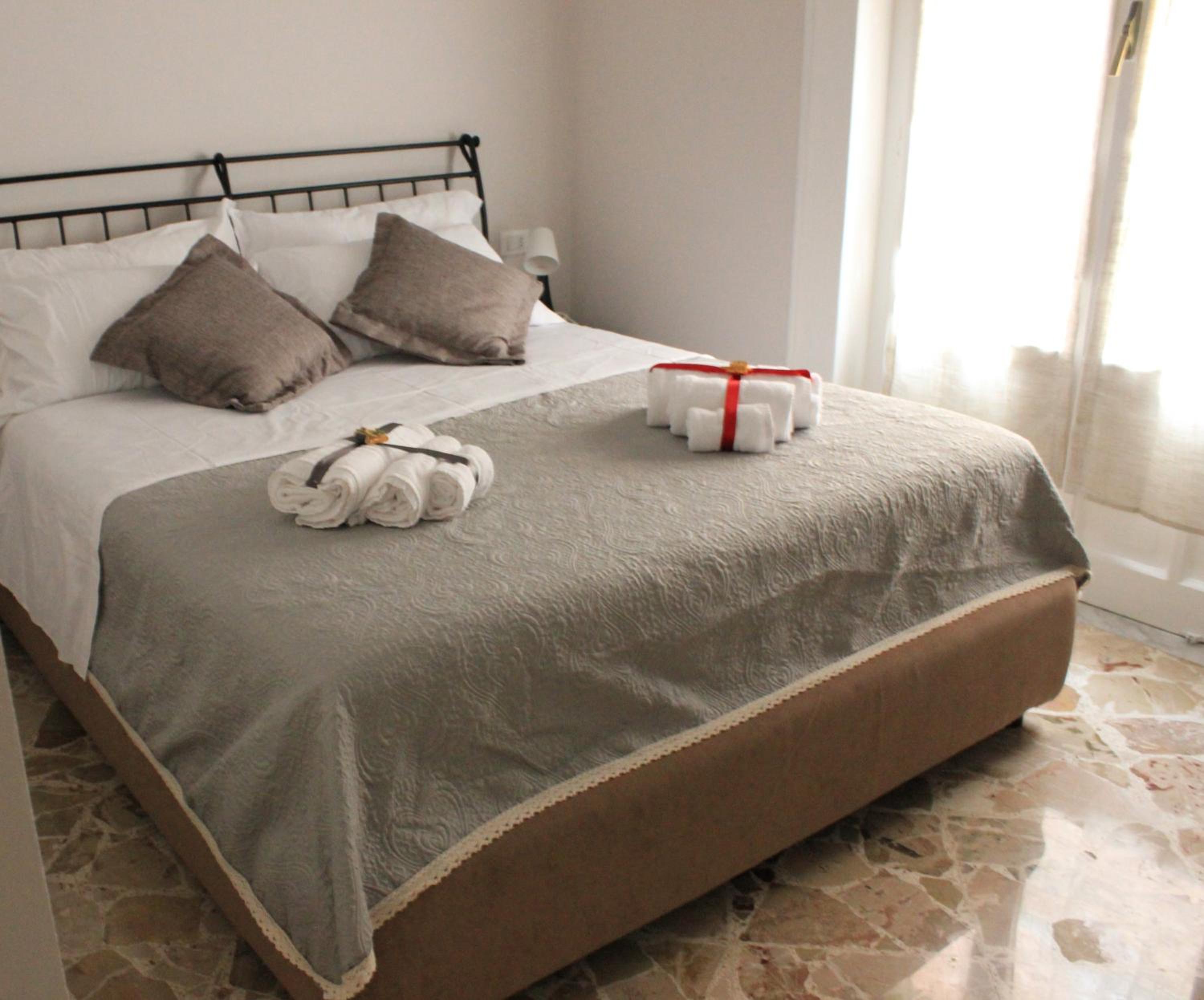 Double Room with Balcony - Photo 8