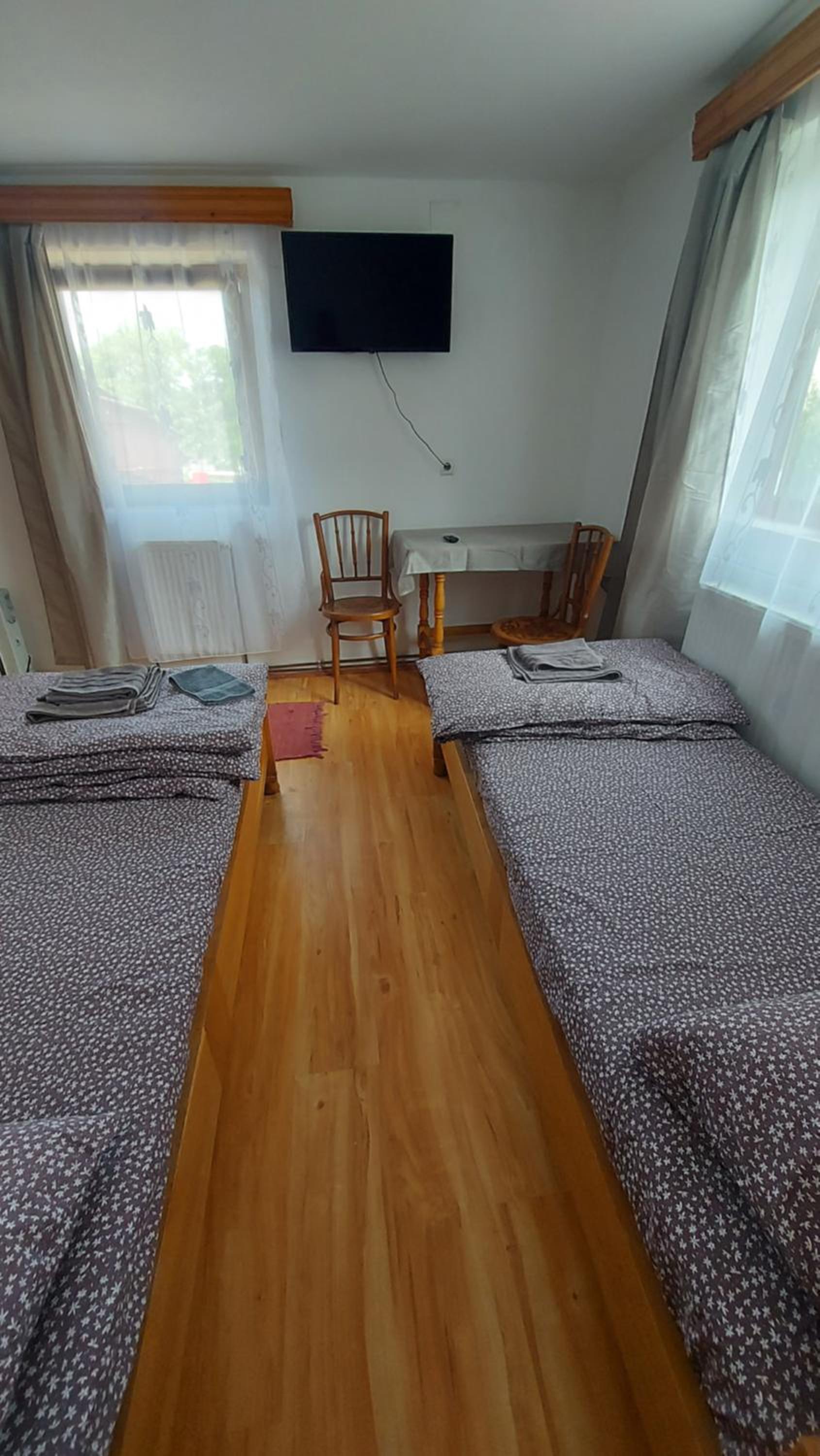 Twin Room with Bathroom - Photo 3