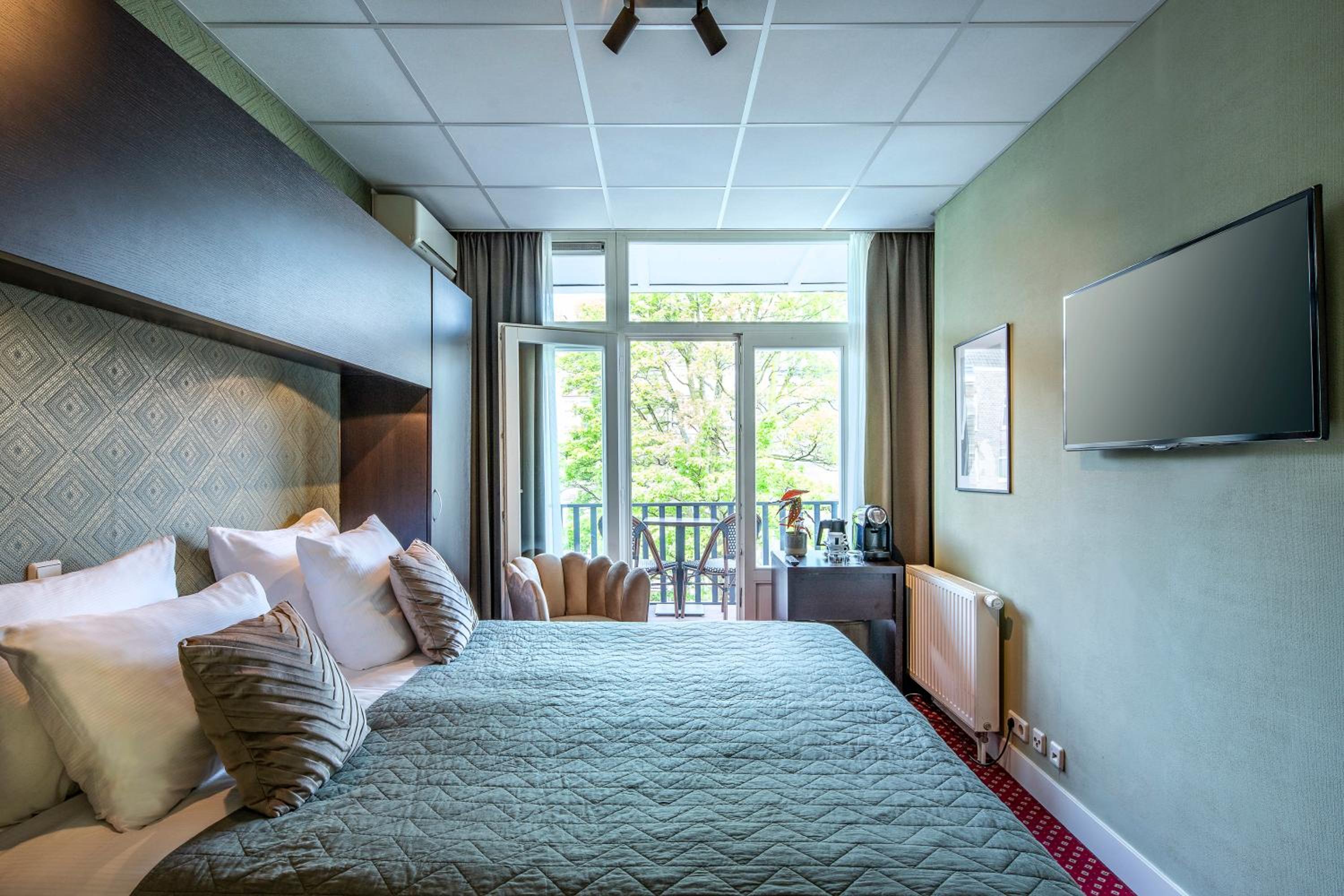 Double Room with Balcony thumbnail 6
